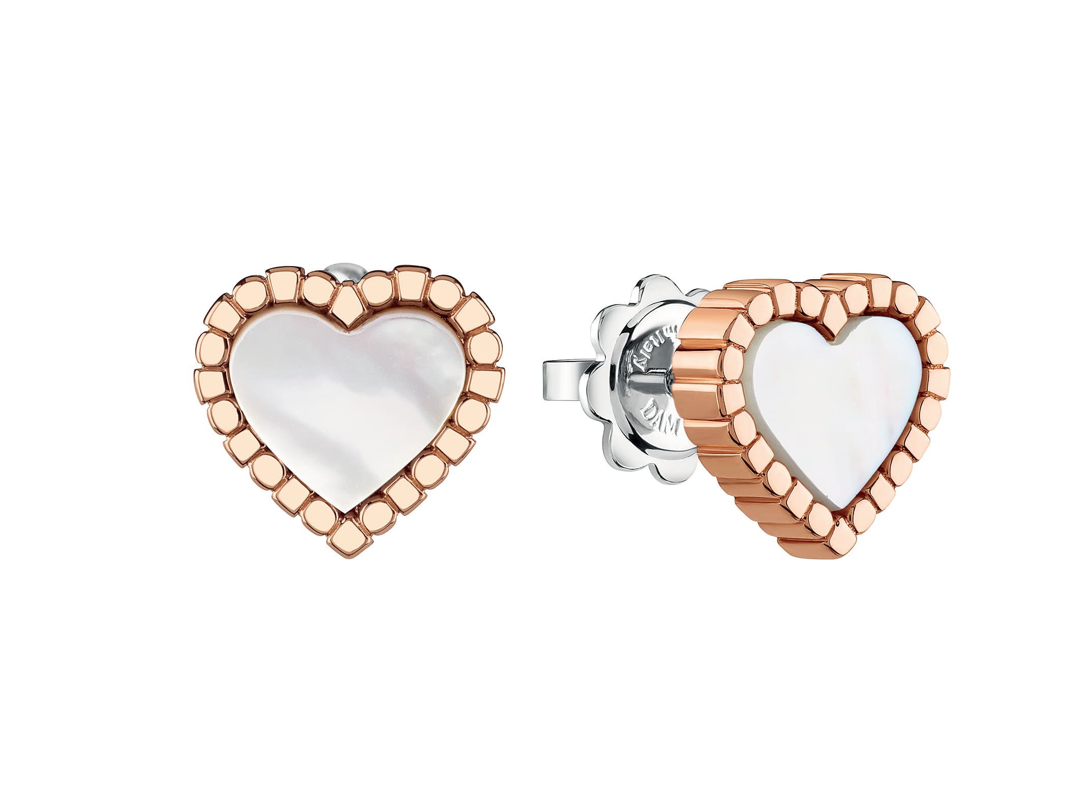 簡約百搭的珍珠母貝心形耳環,男女皆宜。NT$96,700。(DAMIANI 提供)