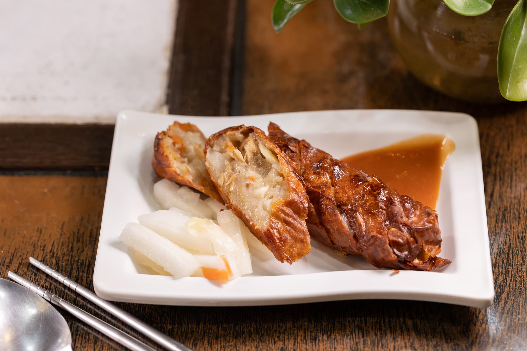 老闆娘自製的「肉捲」也許不少客人喜愛的配菜。(60元/份)