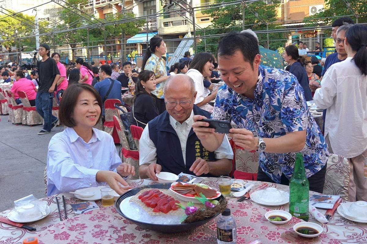 屏東黑鮪魚文化季8日在東隆宮前席開百桌,邀請外賓品嘗黑鮪魚生魚片等在地美食。(屏東縣政府提供)