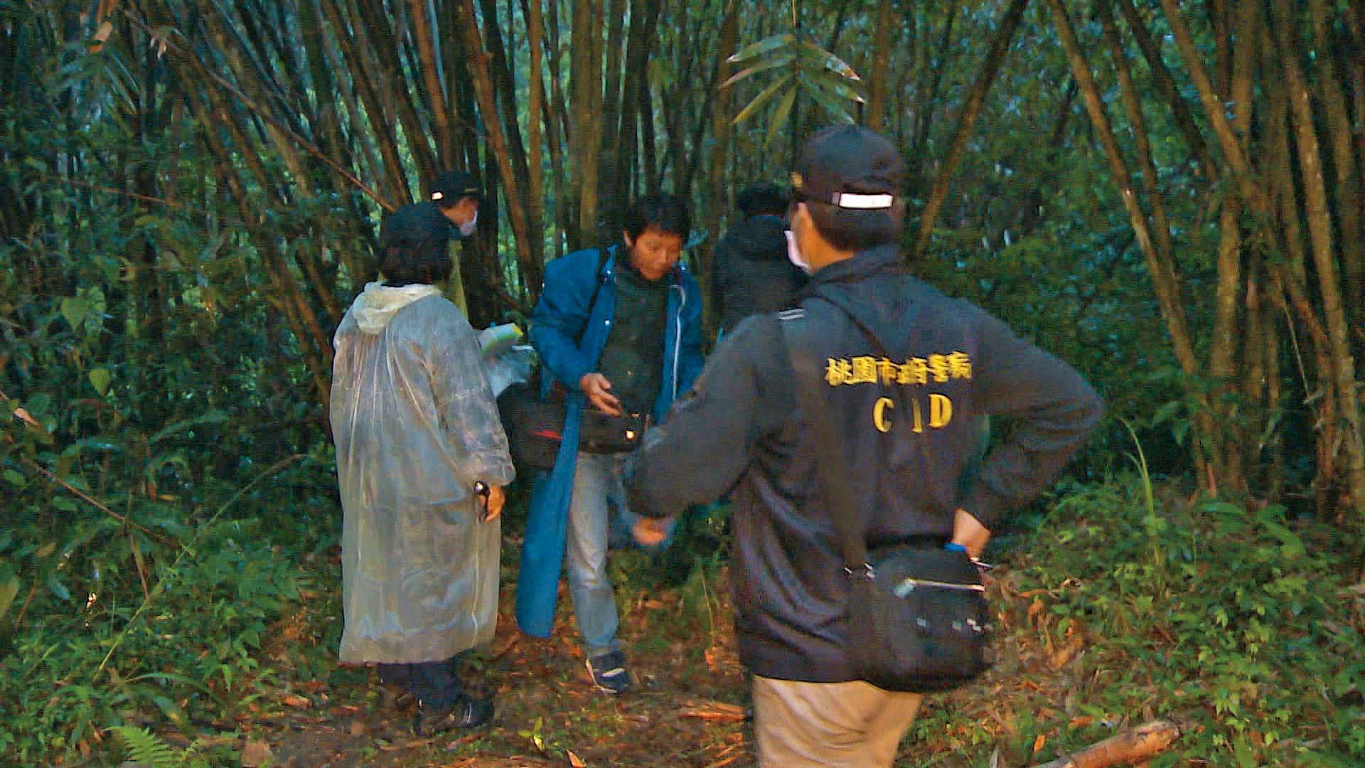 賴女遭殺害棄屍三峽山區,18天後,警方才在林間尋獲她已腐化成白骨的屍體。(東森新聞提供)