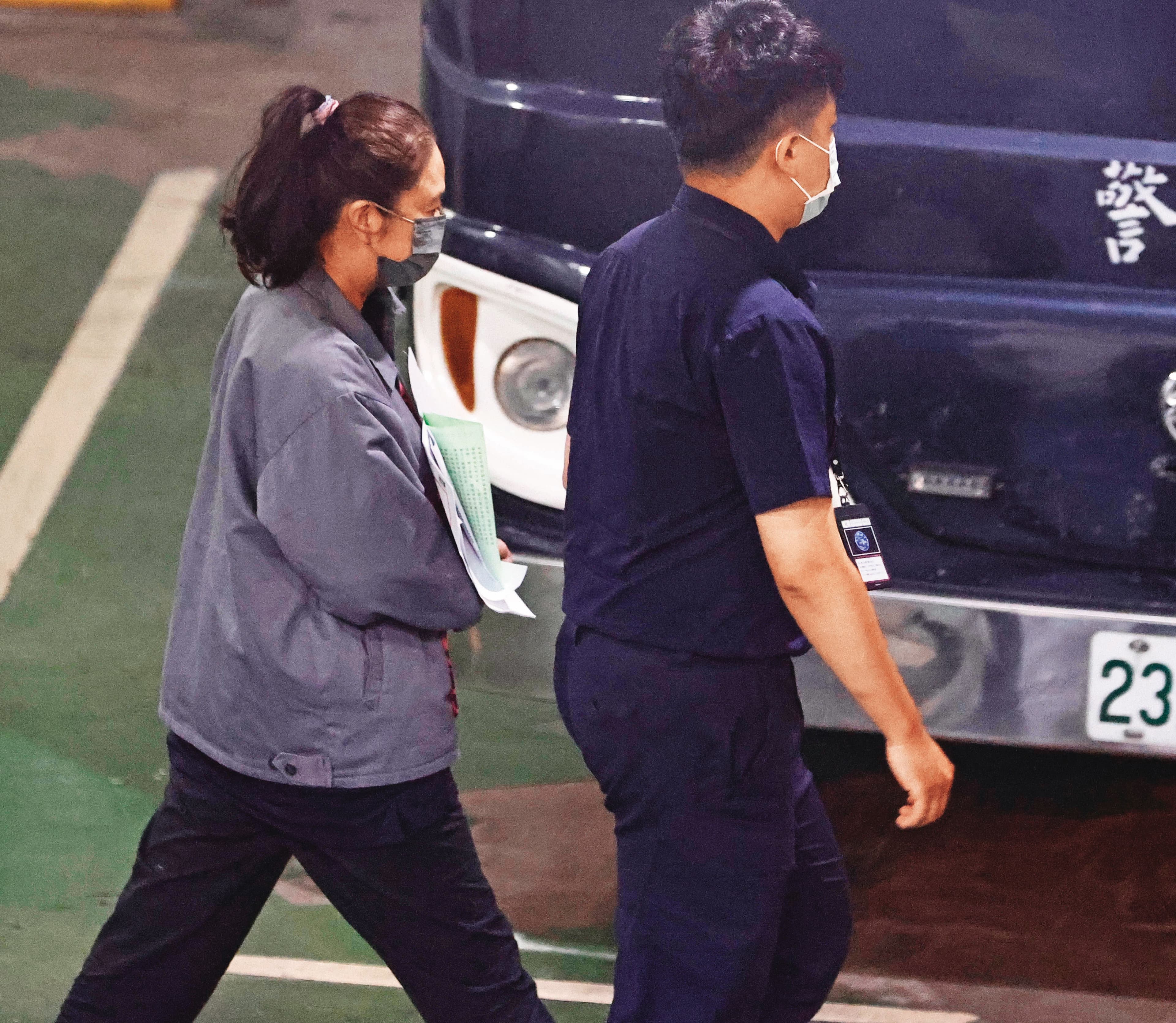 應曉薇被收押在北所練道家修仙術,她自稱已過世的氣功大師二度穿著紅色道袍且面帶微笑到監獄看她。