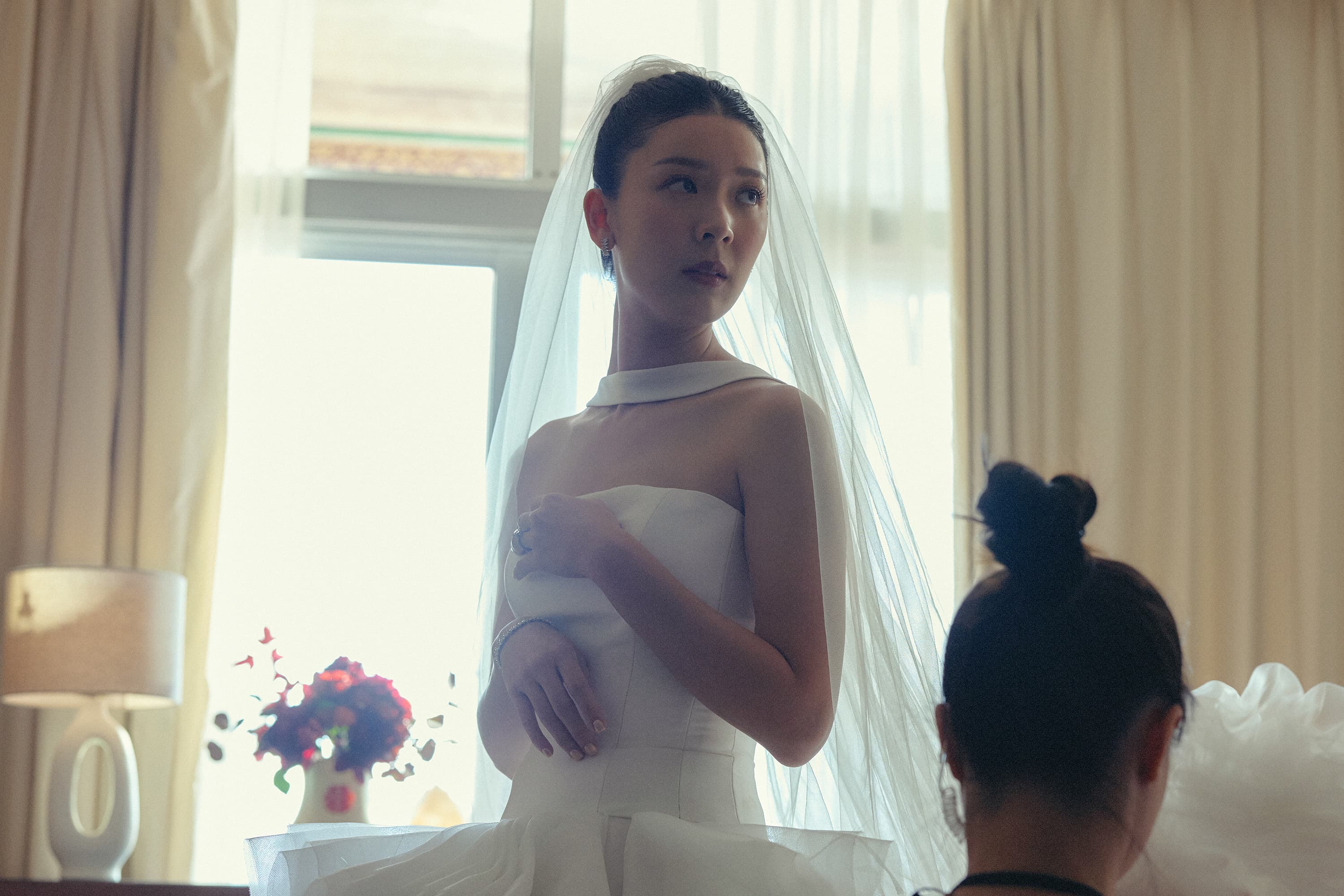 首度來台拍戲的港星余香凝片中新娘造型美出新高度，加上辛勤網路海巡回覆留言，圈粉無數，還被封「國民新娘」。（水花電影提供）