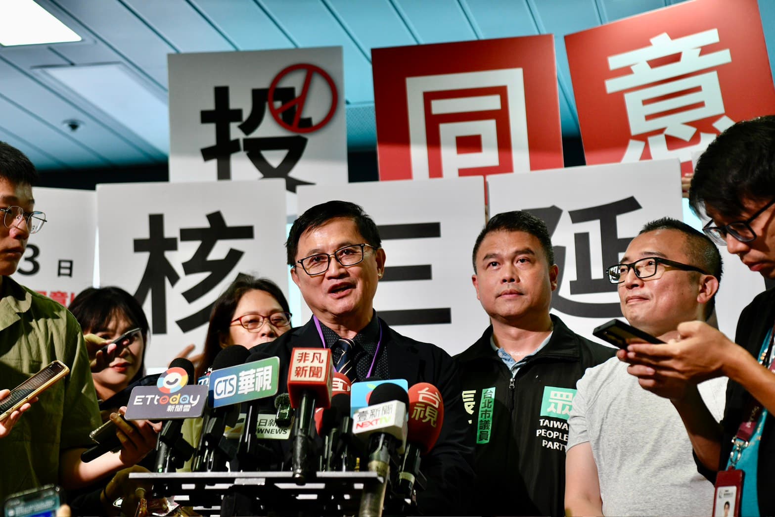 和碩董事長童子賢今日出席核三重啟公投發表會,並擔任正方代表。(鏡報李智為攝)