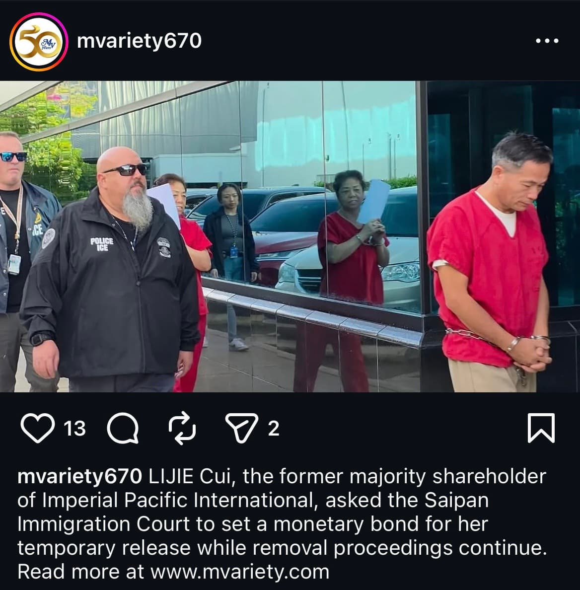 崔麗杰（紅衣女子）身穿紅色拘留服、雙手上銬現身移民法院，現場由ICE人員戒護。（翻攝mvariety670 IG）