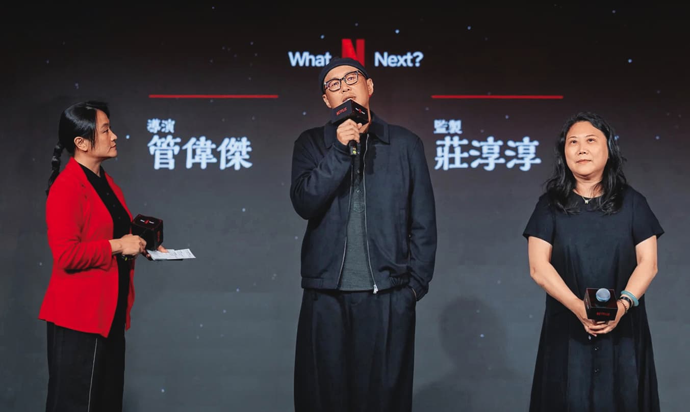 監製莊淳淳(右)是影集《乩身》幕後推手,中為導演之一管偉傑。(Netflix提供)
