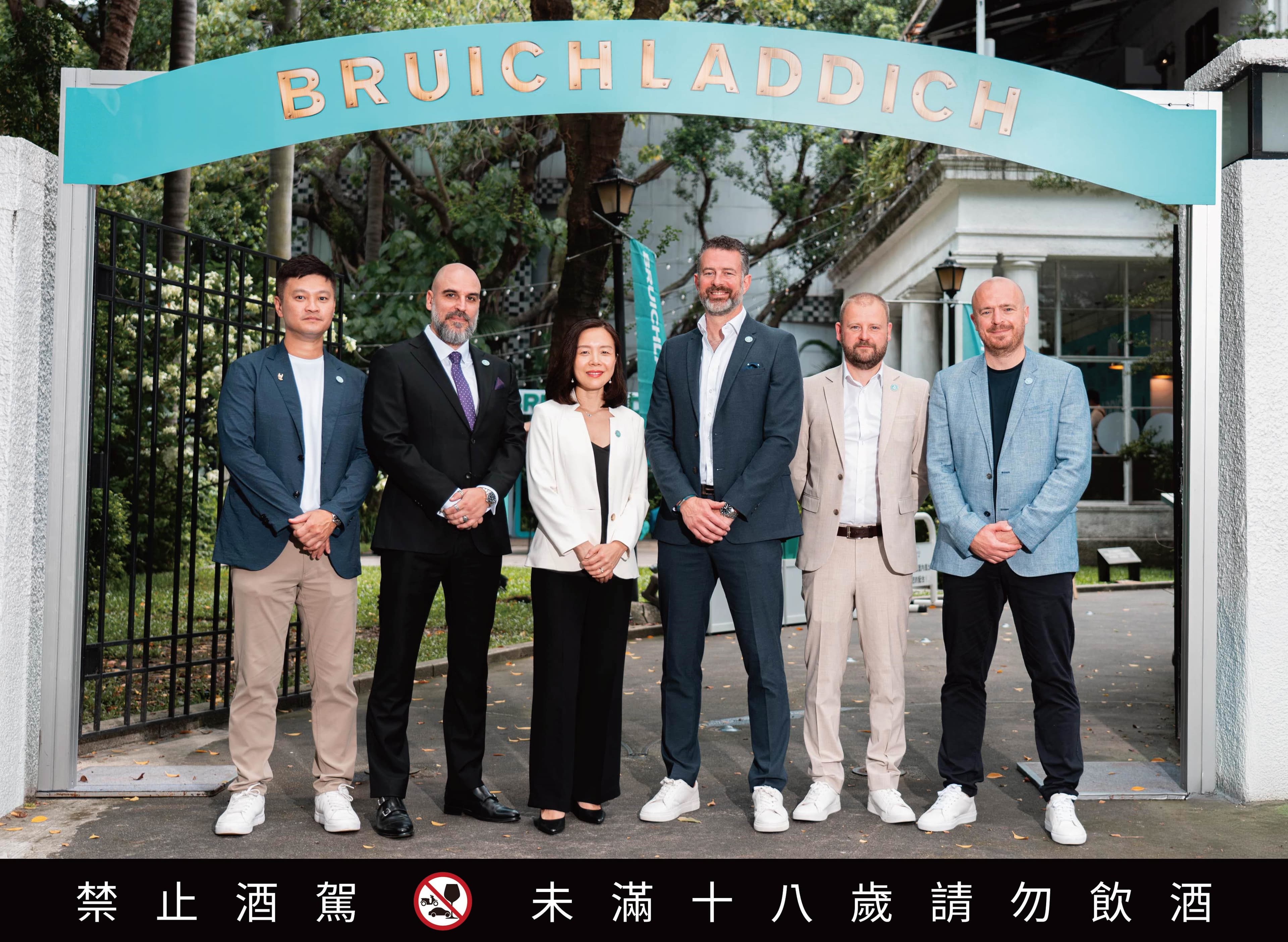為了本次發表會人頭馬君度高層特別來台,包含台灣香港澳門區董事總經理Jerome Canovas、大中華區CEO彭爽玲、布萊迪酒廠CEO Douglas Taylor、布萊迪酒廠首席調酒師 Adam Hannett、布萊迪酒廠行銷總監Gareth Brown(由左二至右)、中國銷售副總裁黃國山(左一)。