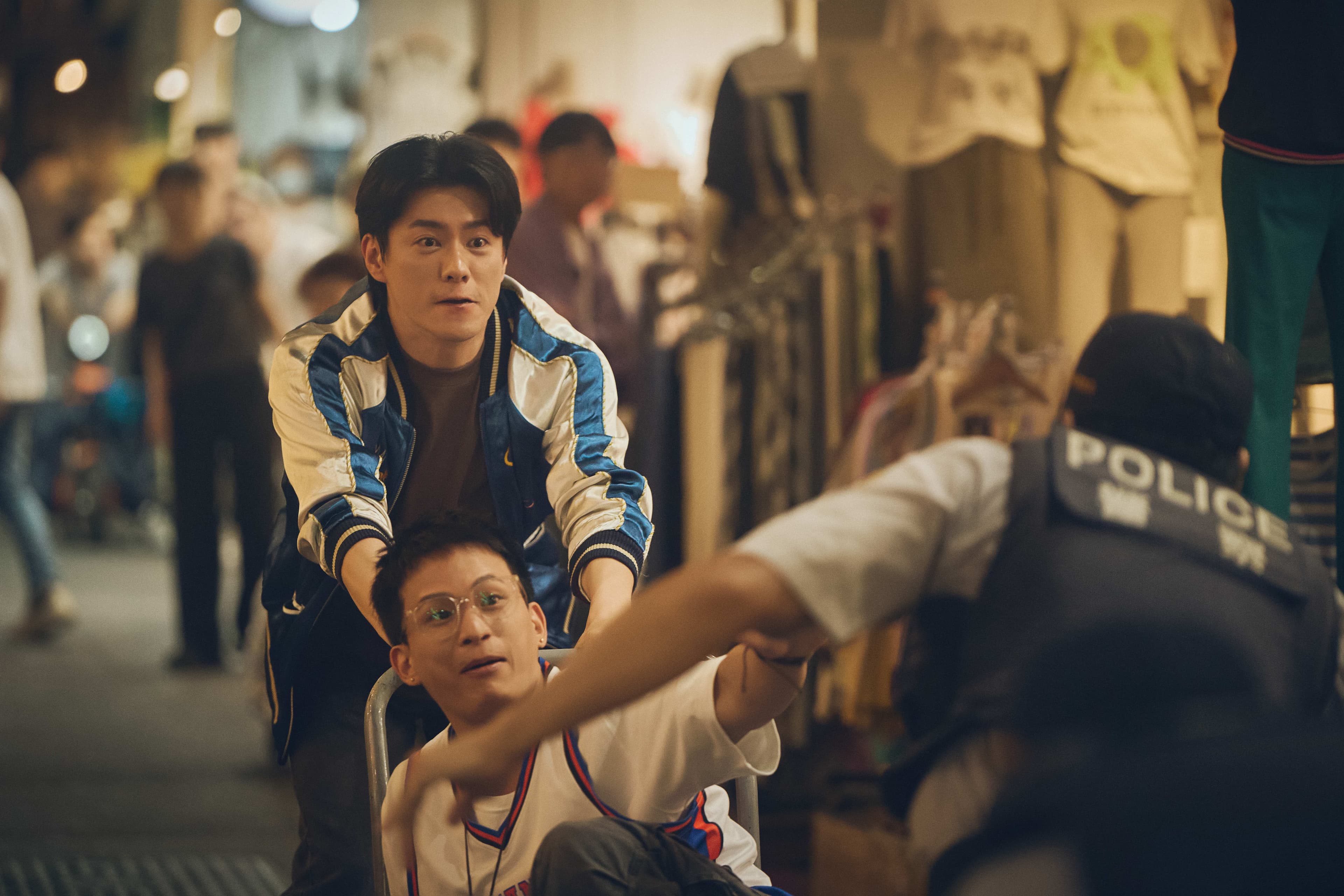 《成功路上》劉建中（李程彬飾演）與韓吉（黃奇斌飾演） 躲避警察追逐。（華視、公視台語台提供）