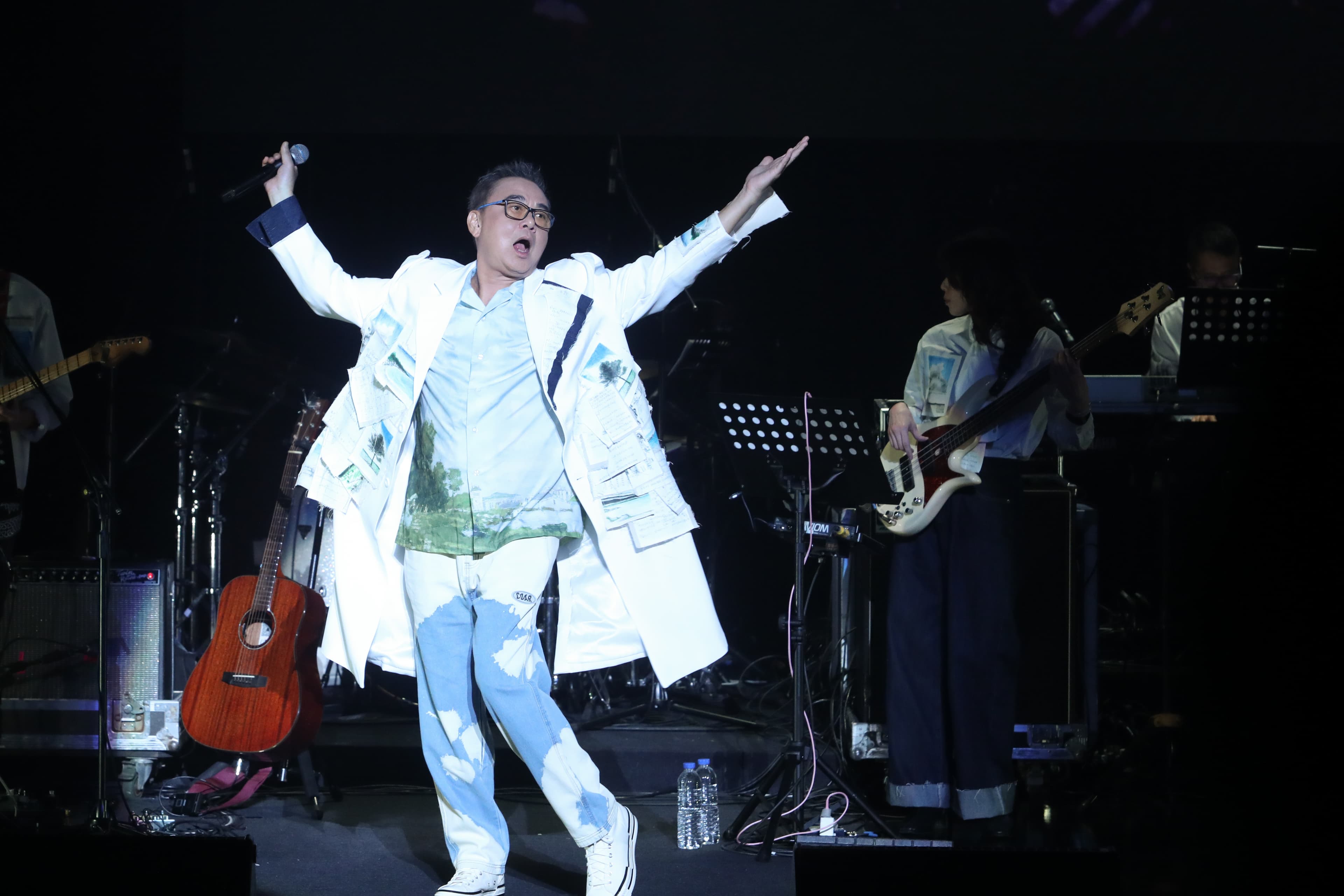 陳昇在跨年演唱會前拜拜許願「再唱20年。」(宜辰整合行銷提供提供)