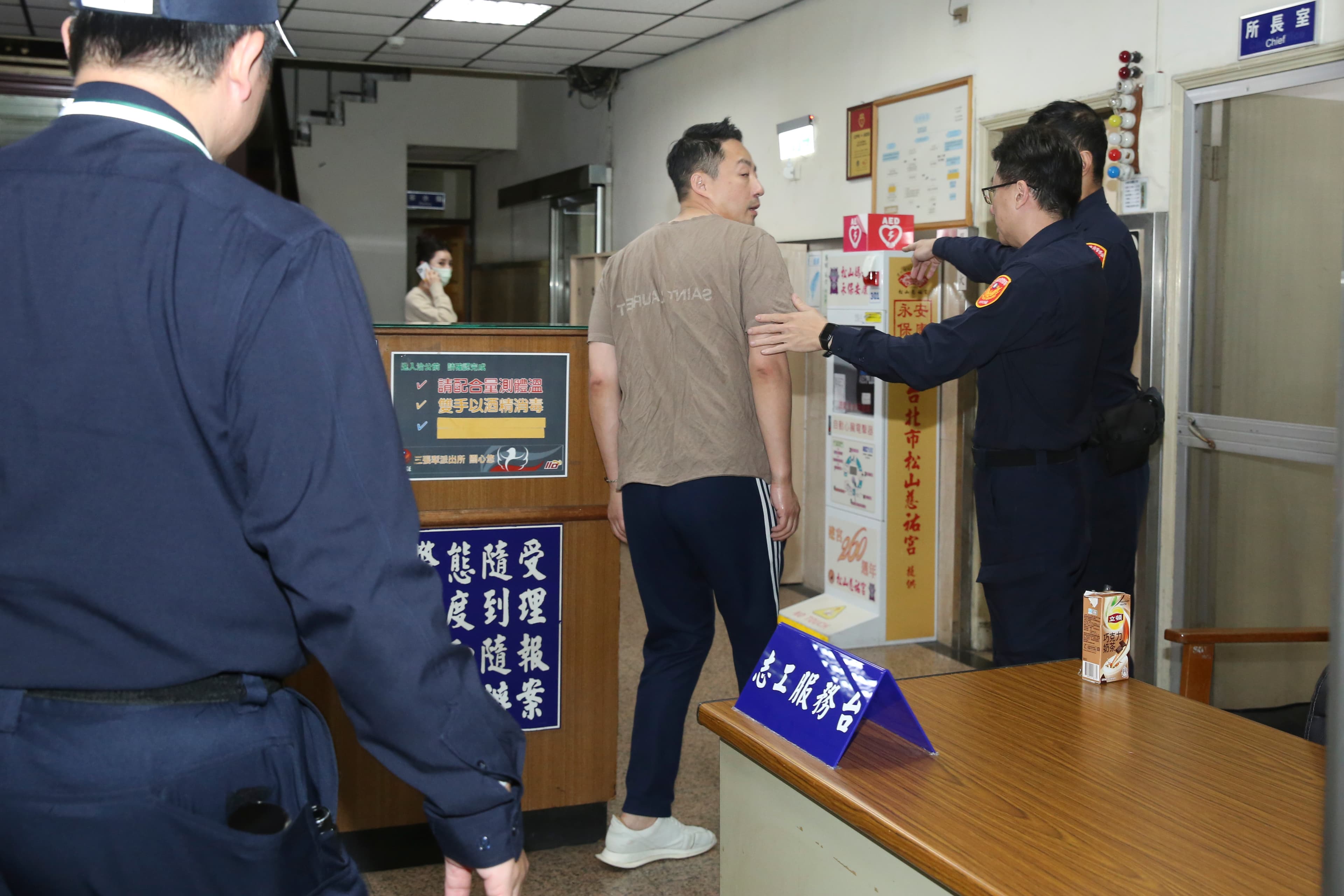 汪小菲(中)週五深夜擅闖前妻大S的家,又激動赴警局舉報大S,身心狀態十分可疑。