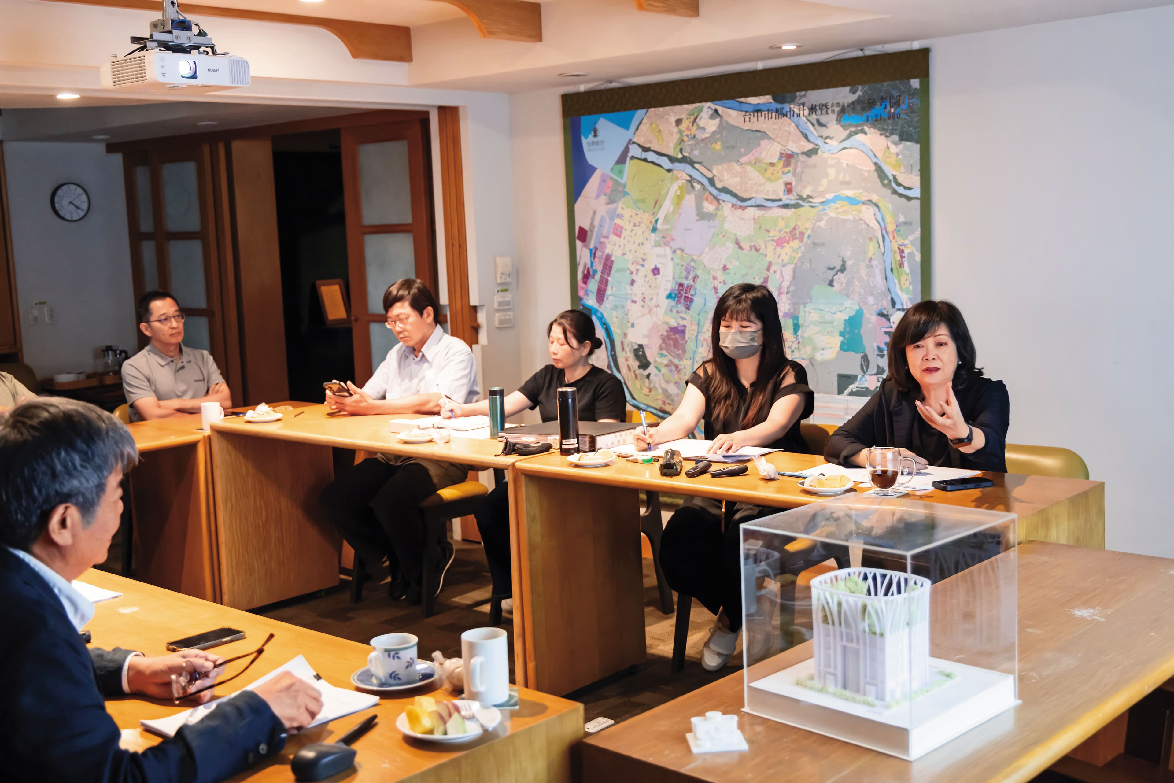 張麗莉（右）計畫在水湳經貿園區打造龍寶建設總部，請到建築師戴育澤（左）規劃。