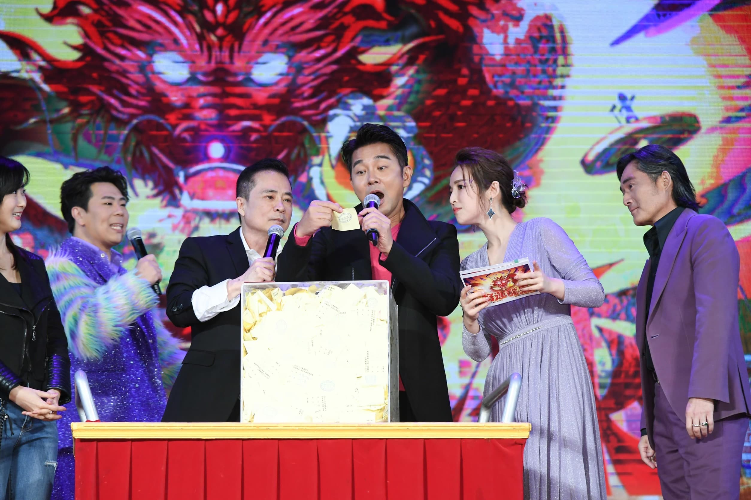 三立尾牙由金鐘歌王邵大倫、張齡予主持。(三立提供)