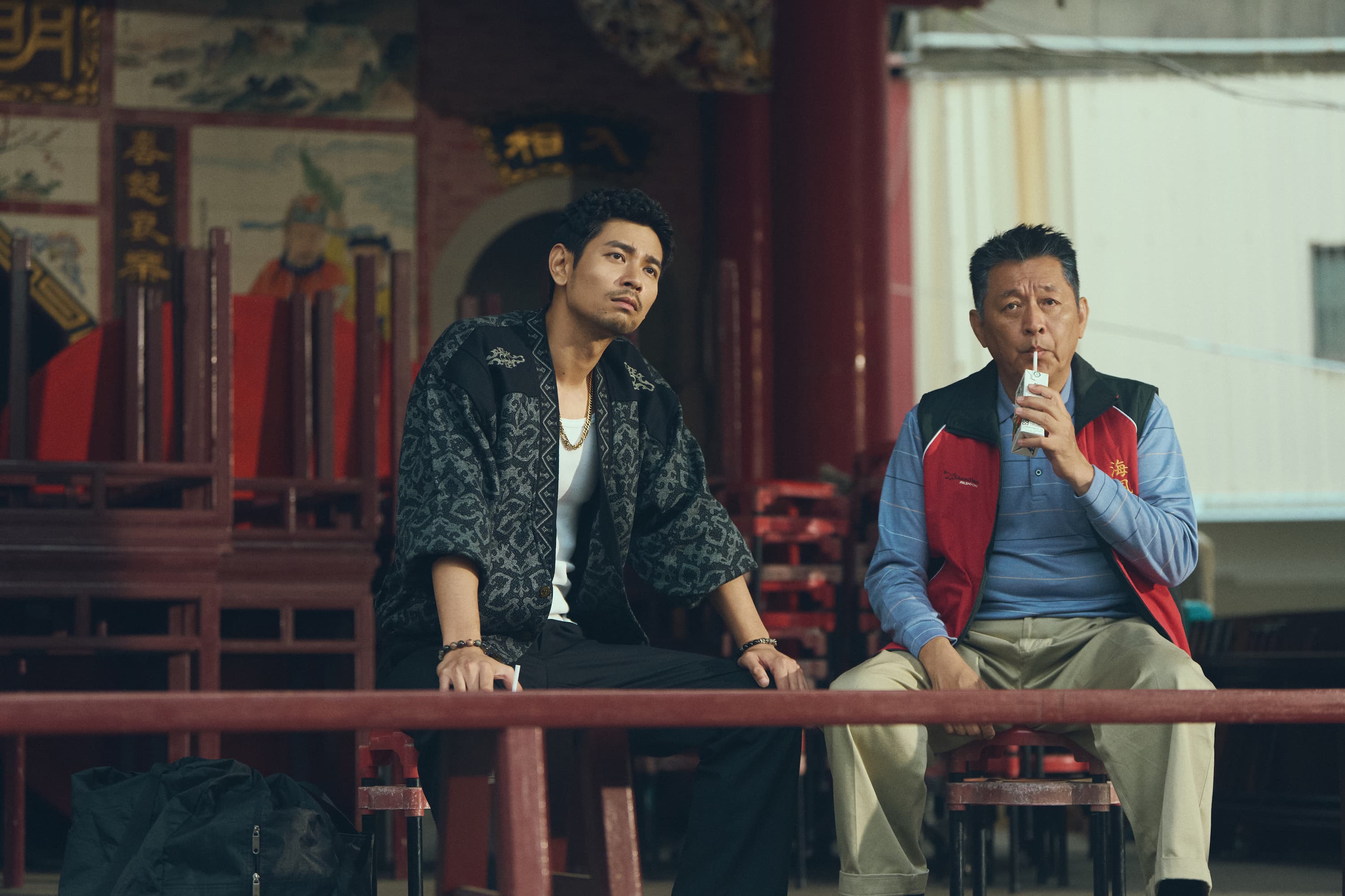 《不如海邊吹吹風》庹宗華(右)飾演里長伯,找失意的楊子儀談心。(大川大立提供)