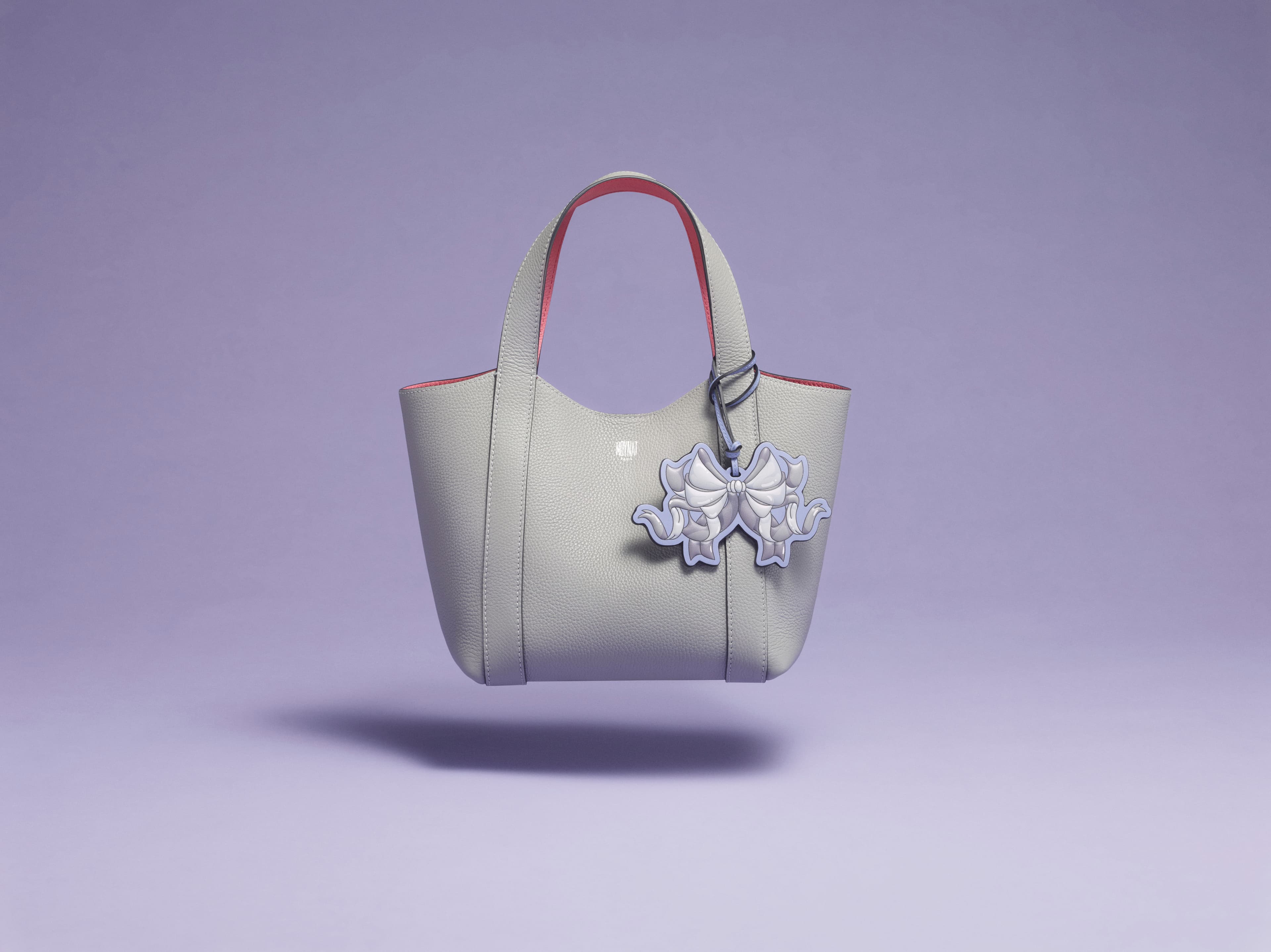 Le Duo BB七夕限定系列霧灰色NT$56,400、蝴蝶結吊飾NT$9,400。(MOYNAT提供)
