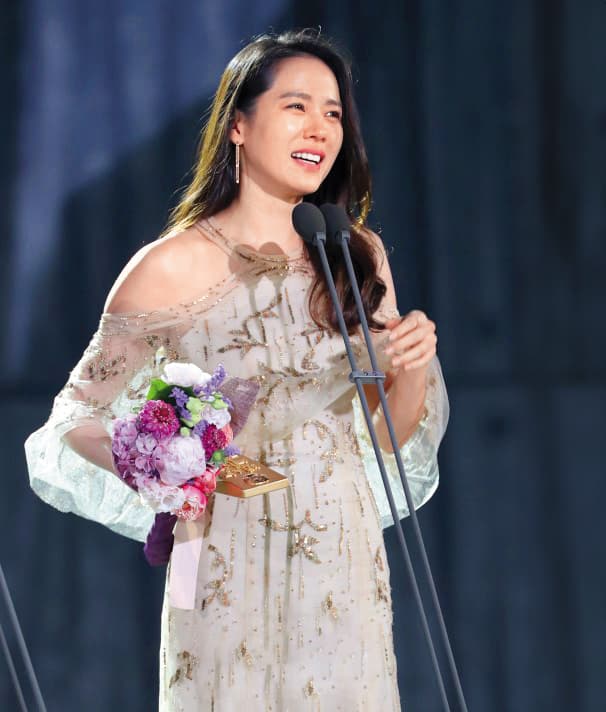 孫藝真睽違11年演出許秦豪執導的《末代公主》,拿下百想藝術大賞影后。(翻攝自《日刊體育報》)