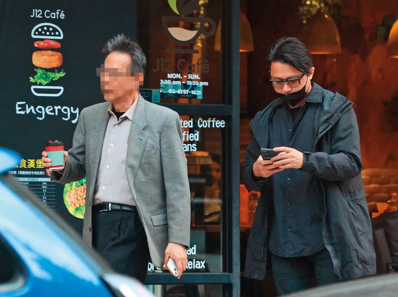 16:14,柯汶利(右)與張鈞甯的爸爸(左)在咖啡店相見,也可得知他與張鈞甯已到見爸媽的地步了。