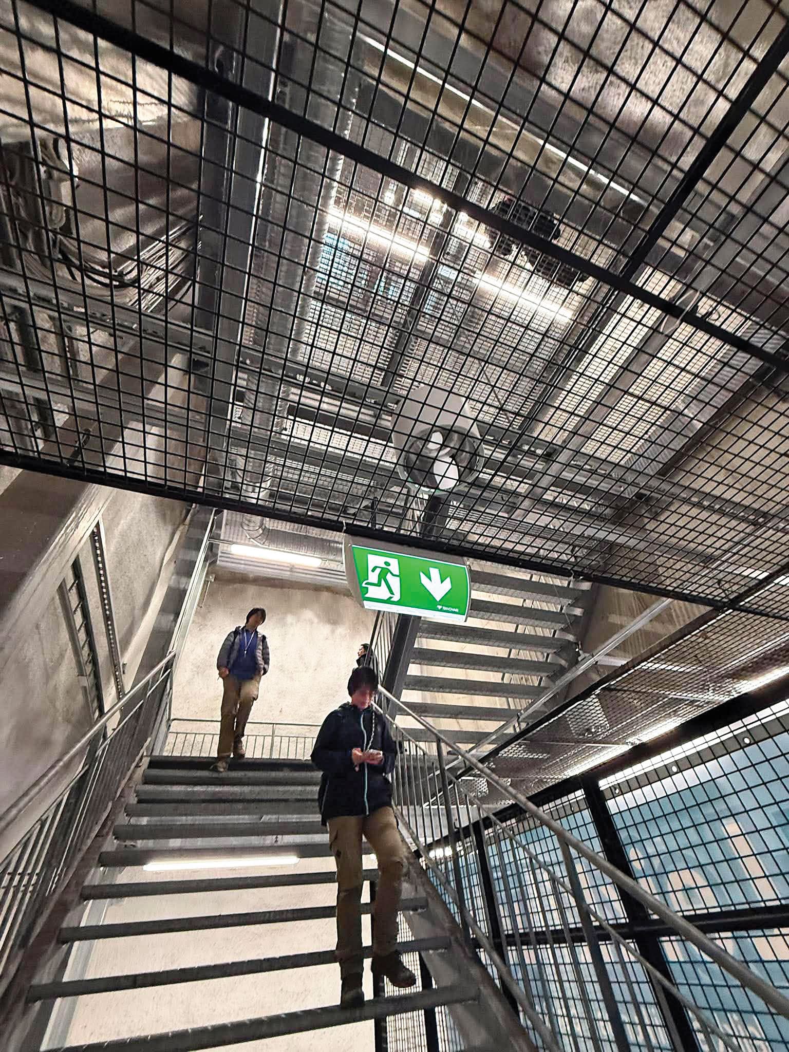走到運動場最下層抬起頭看,仍有一層擋板,整體樓梯通透感十足。