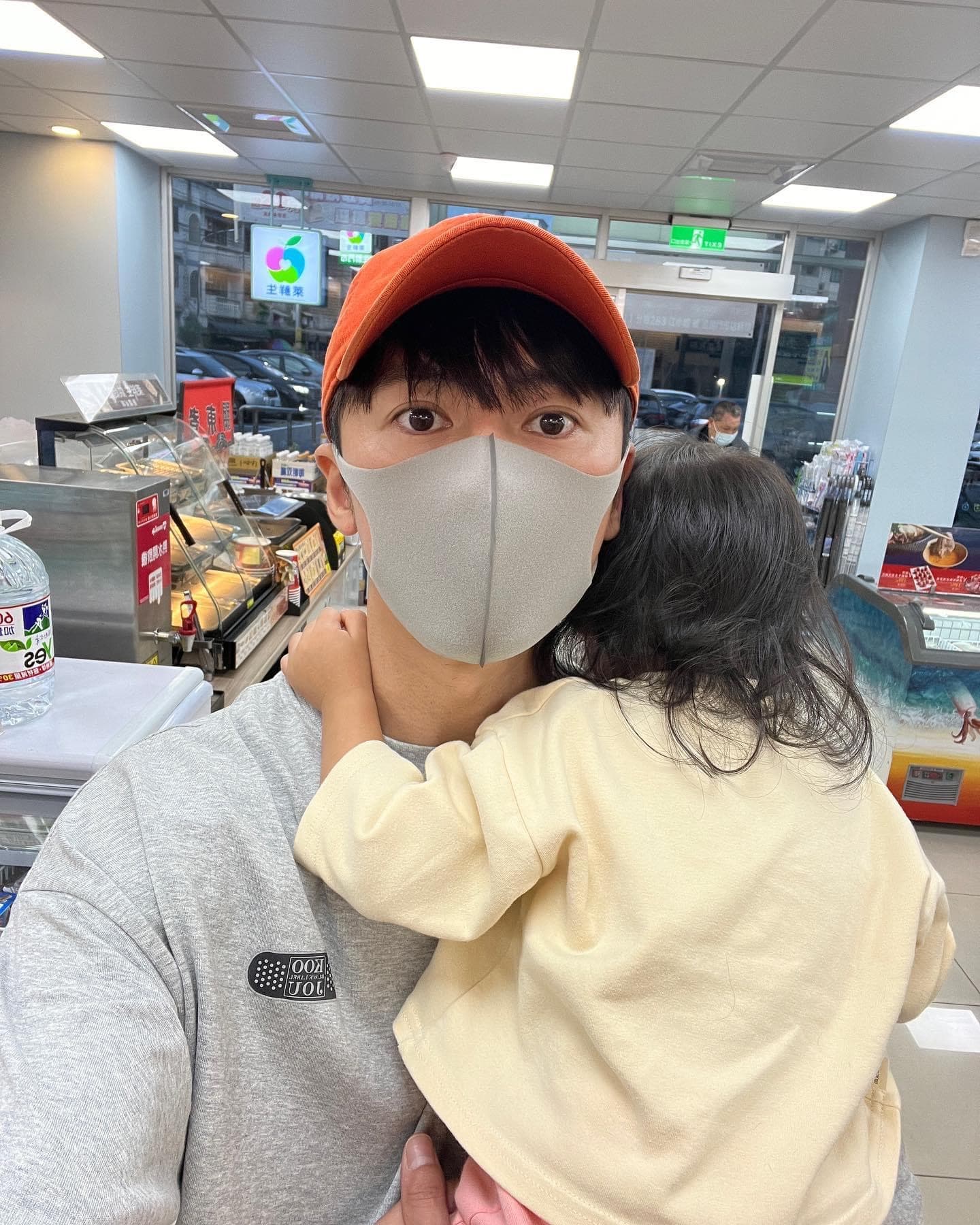 李國毅在妻子海外巡演的時候能夠一個人帶孩子。(翻攝自李國毅臉書)