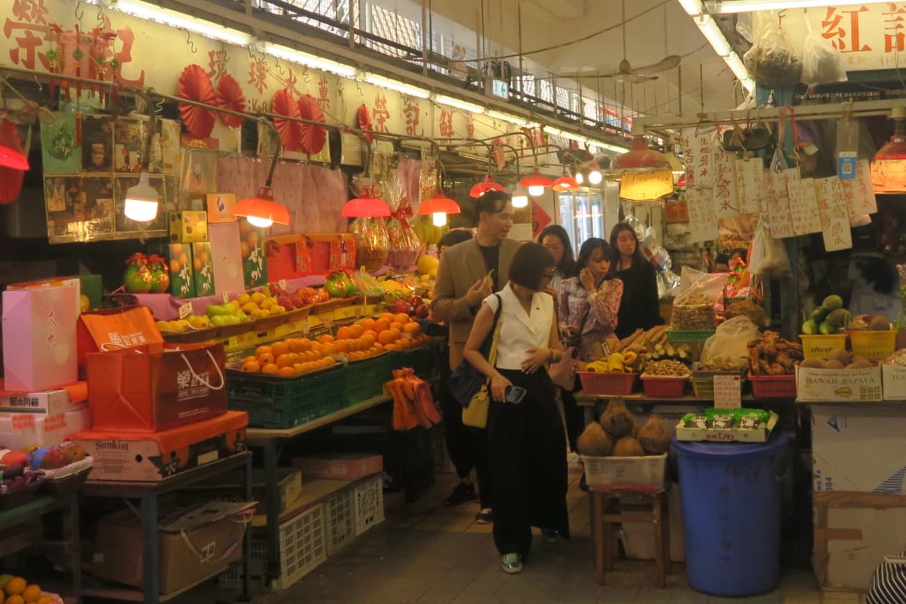 到香港旅行時,不妨到街市裡一窺當地生活日常。