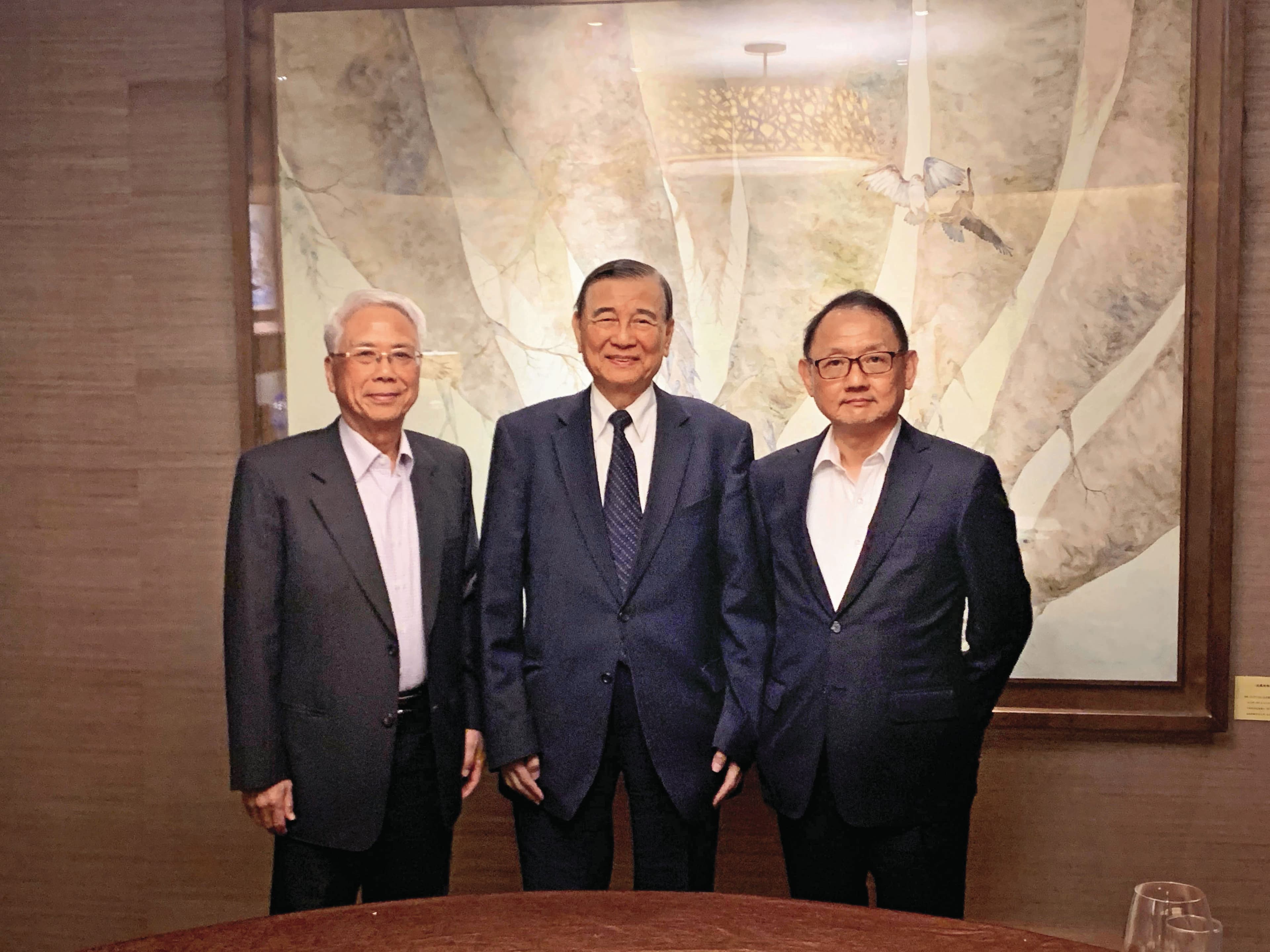 東元現由大股東華新麗華董事長焦佑倫(右)與寶佳機構創辦人林陳海(左)共治,東元集團會長黃茂雄(中)則為股東。