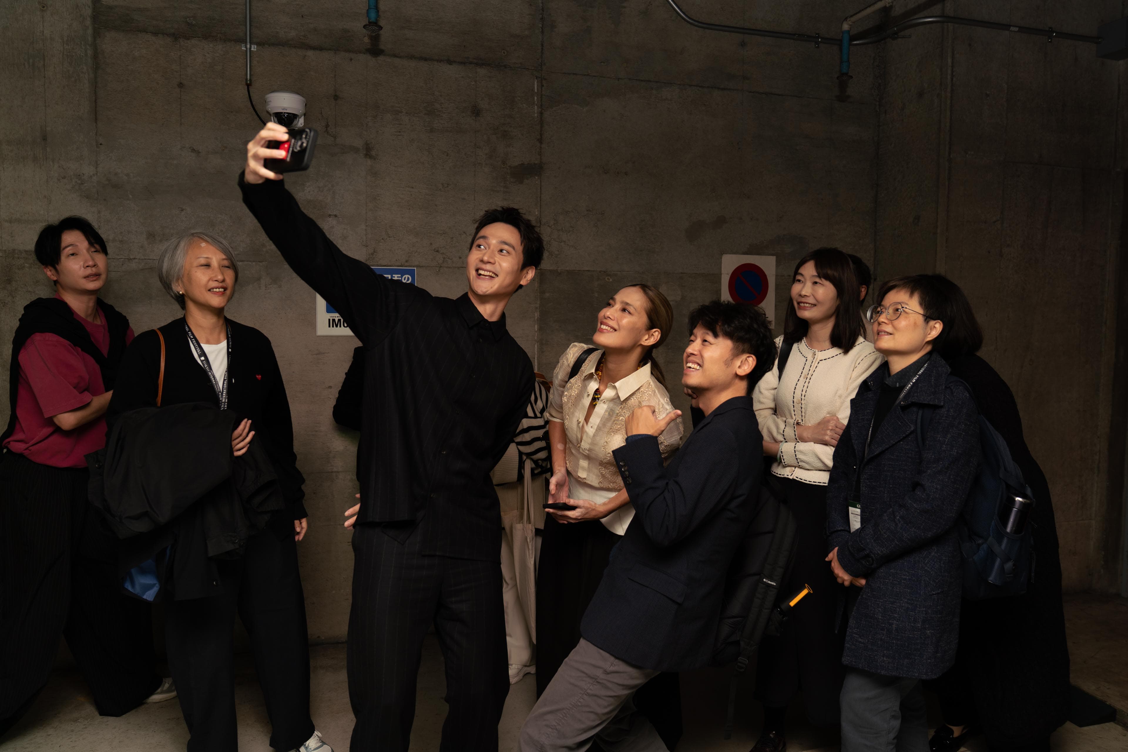 會後唐福睿與演員團隊自拍，電影明年上映時再在台灣聚首。（鏡文學、客新聞提供）