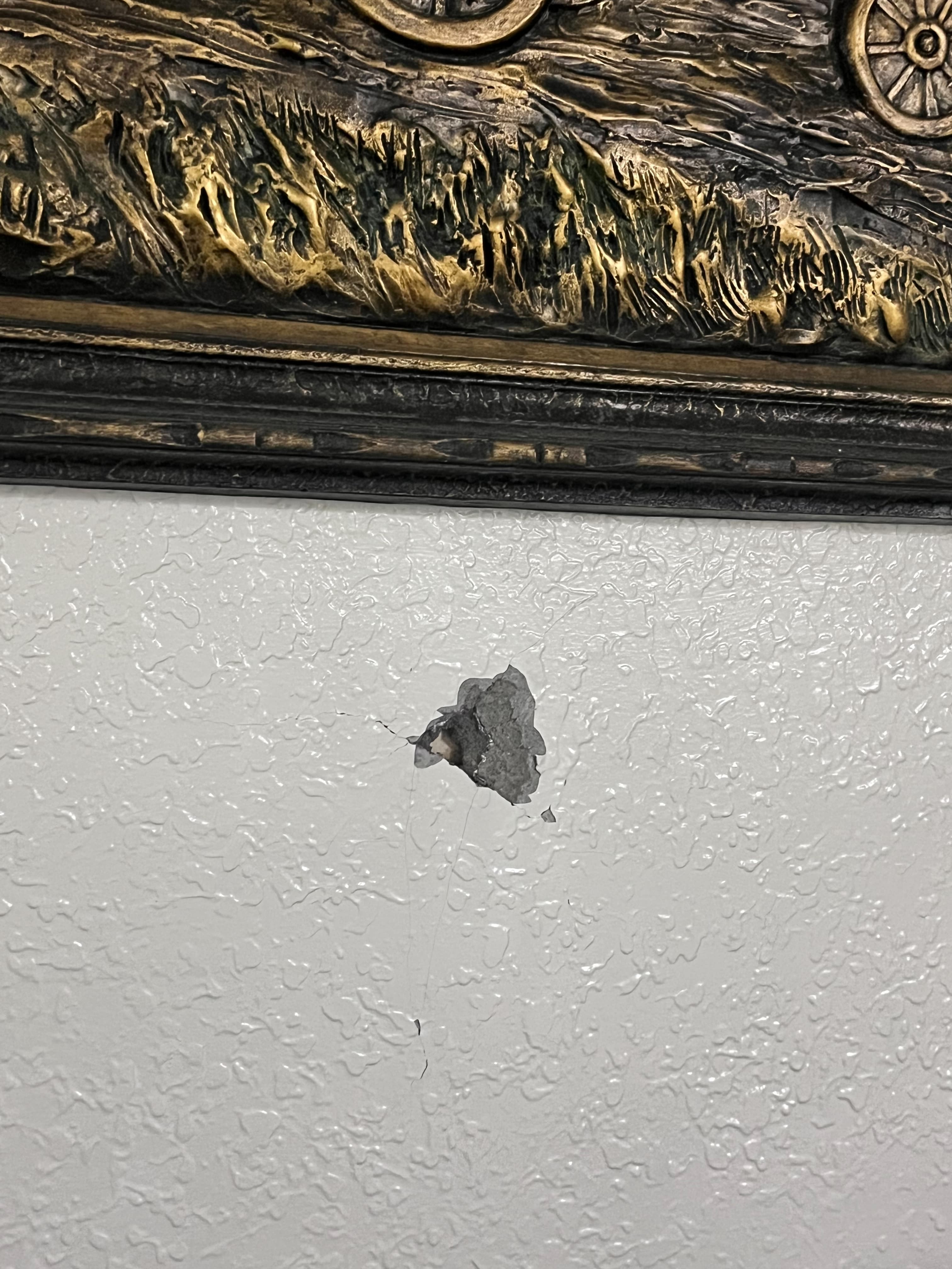 童先生家中牆面因建商施工,出現許多破洞。(讀者提供)