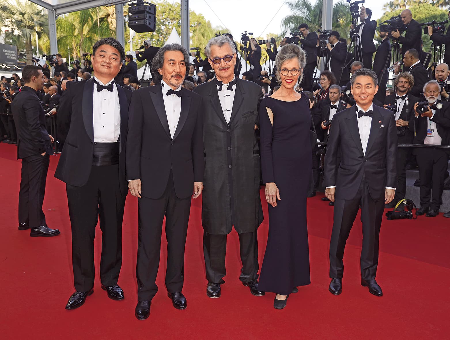 《我的完美日常》編劇高崎卓馬(左起)、主角役所廣司、導演文溫德斯及妻子多納塔溫德斯、企劃發起人柳井康治一起出席坎城影展。(東方IC)