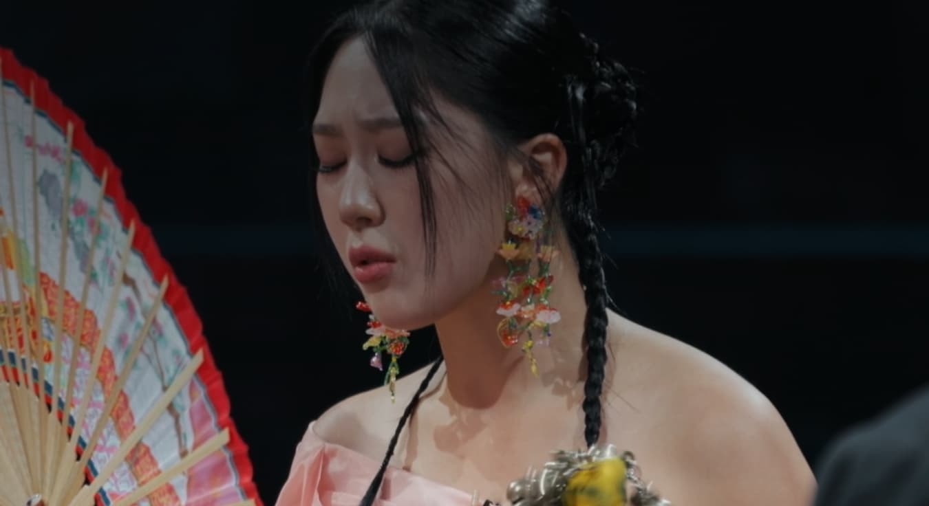 從舞者轉職巫師的雪花建議神童以後可以打電話給節目參賽者聊聊,他馬上遞上自己的電話號碼。(截圖自Disney+)