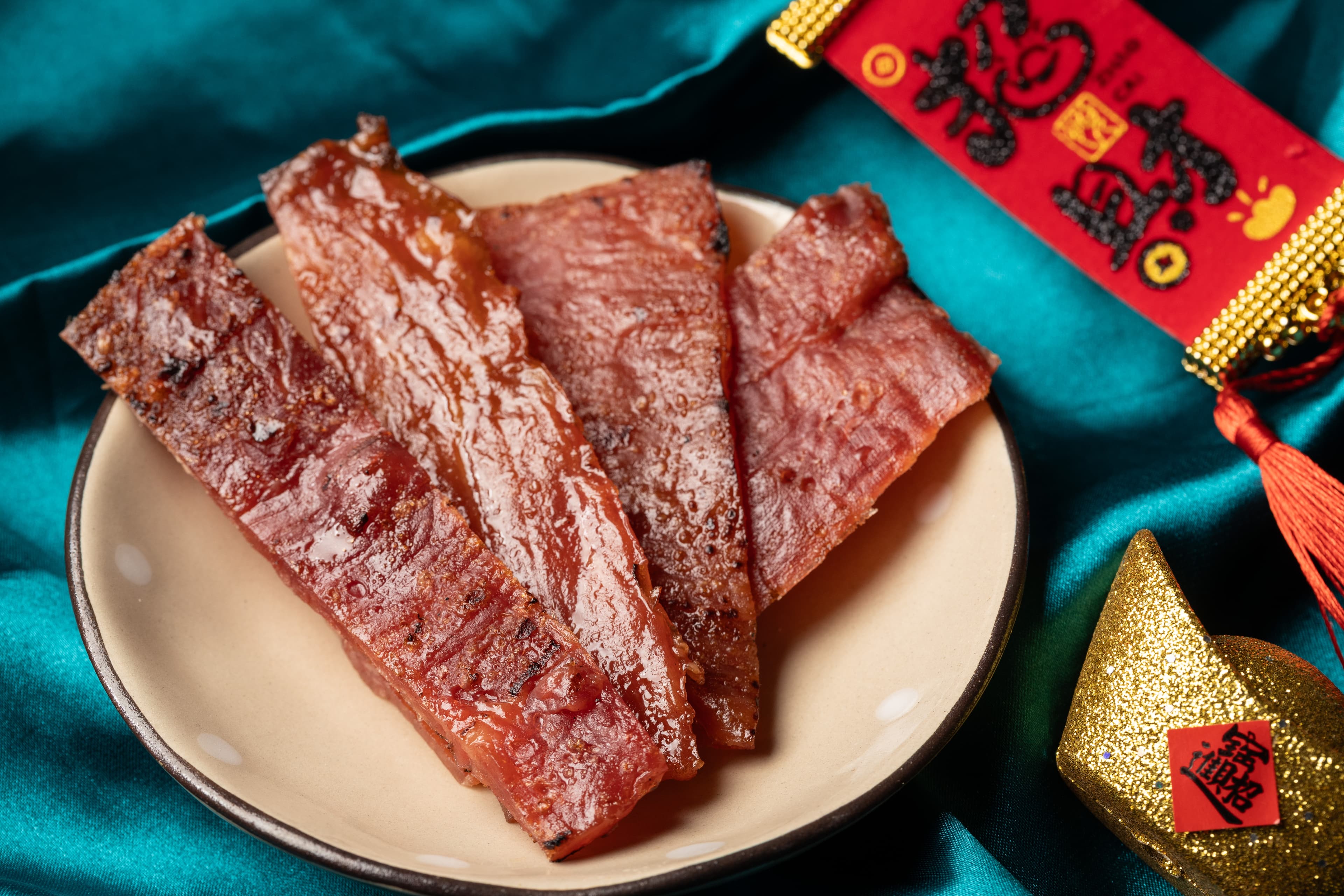 新味興的招牌「蜜汁肉乾」,純手工烘烤、每天現烤,過年買回家當零食、下酒都超讚。(250元/半斤)