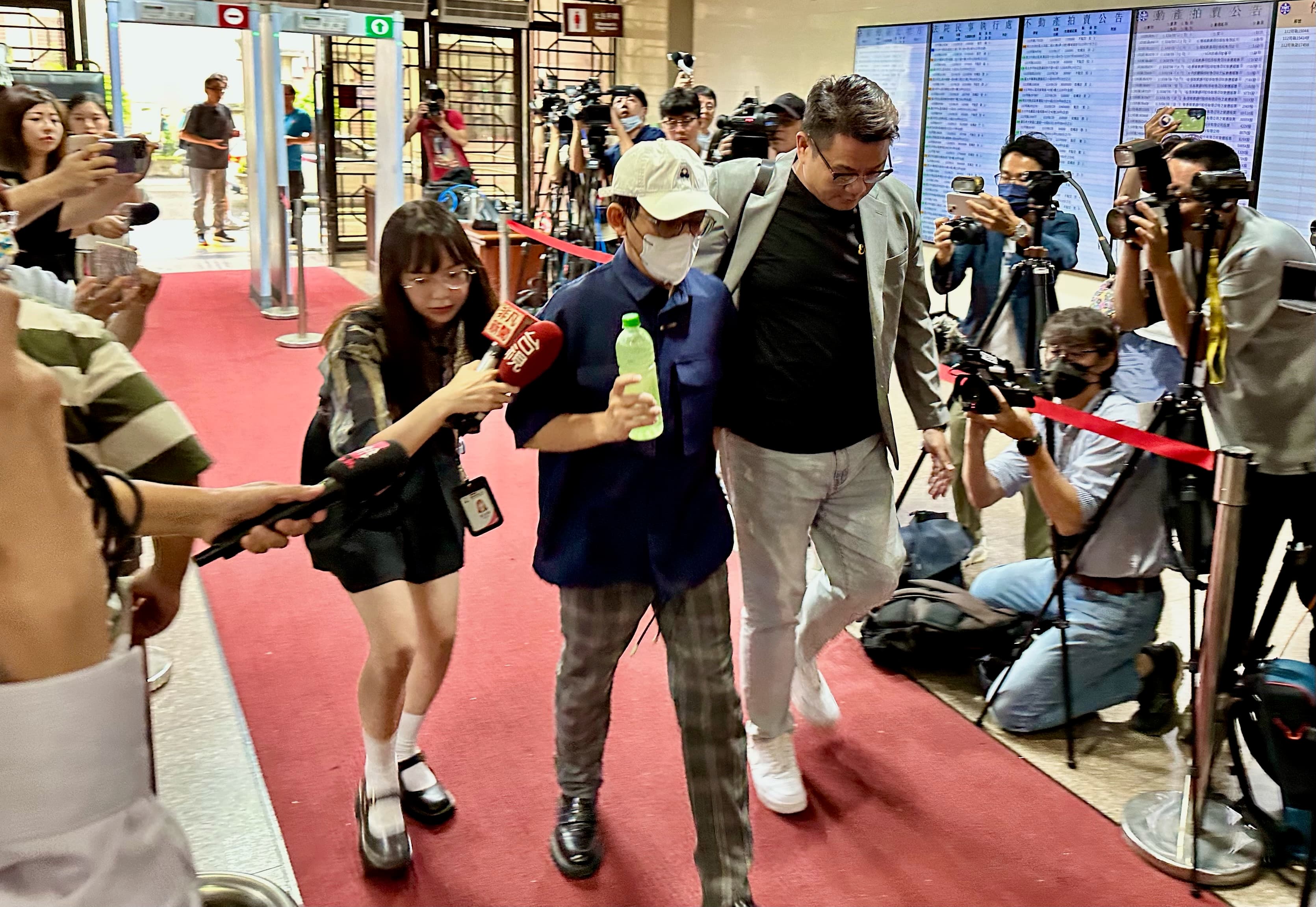藝人黃子佼創意私房案開庭,他不發一語走進法院。