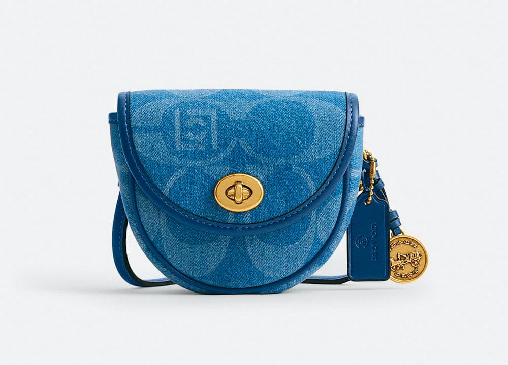 經典SIGNATURE丹寧小掛包。NT$8,500(COACH提供)