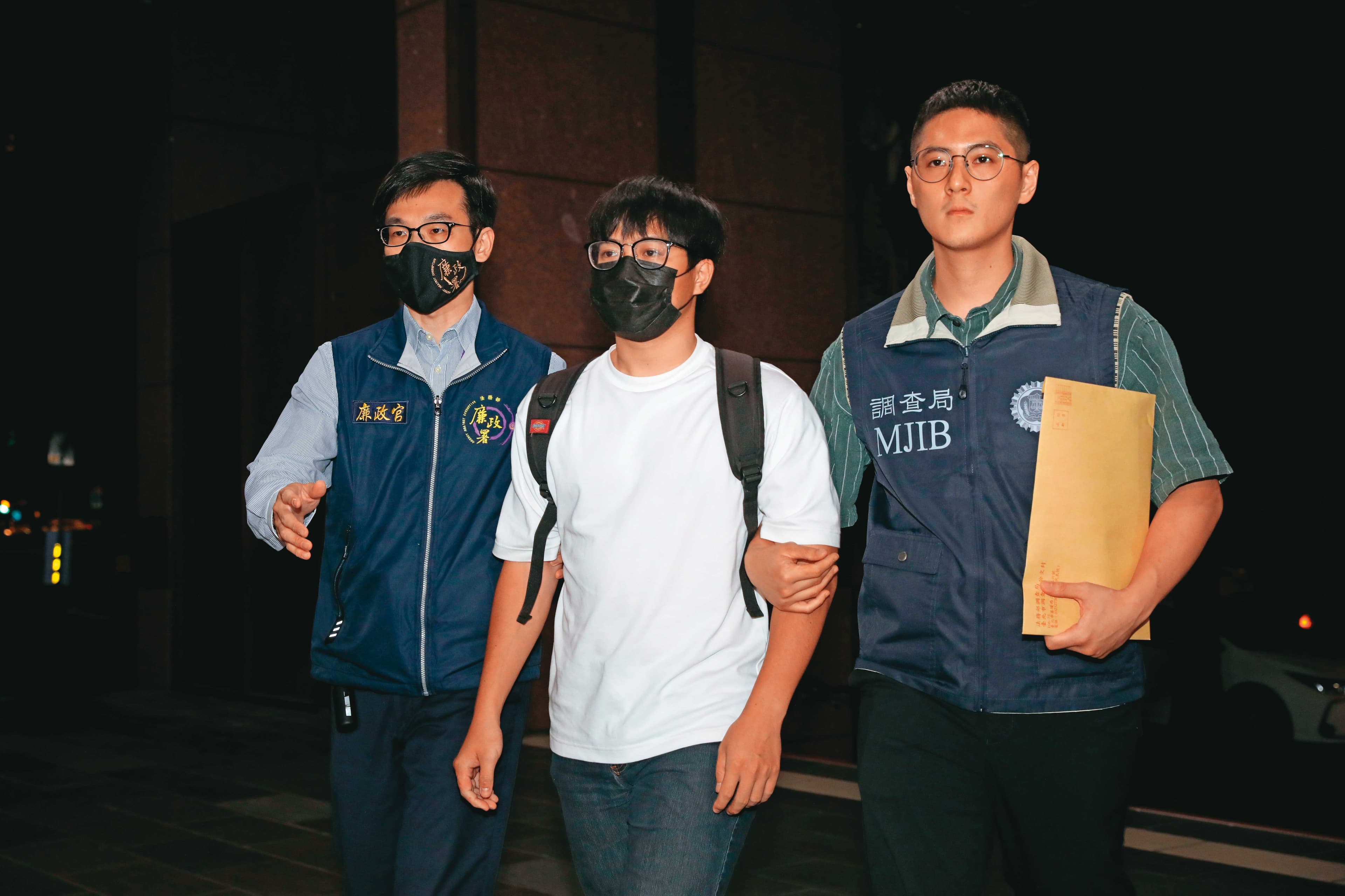 楊濟宇律師（中）因替鄭鴻威律師拿現金至橋頭地院交給石育恩法官，遭約談後40萬元交保。