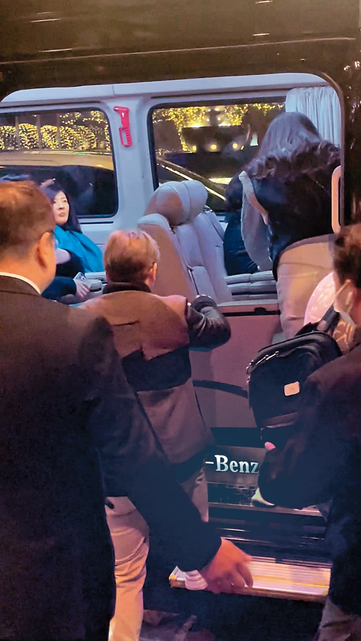 李嘉欣搭上已準備好的車子參加趴踢,一路玩到凌晨2點才回飯店。(讀者提供)