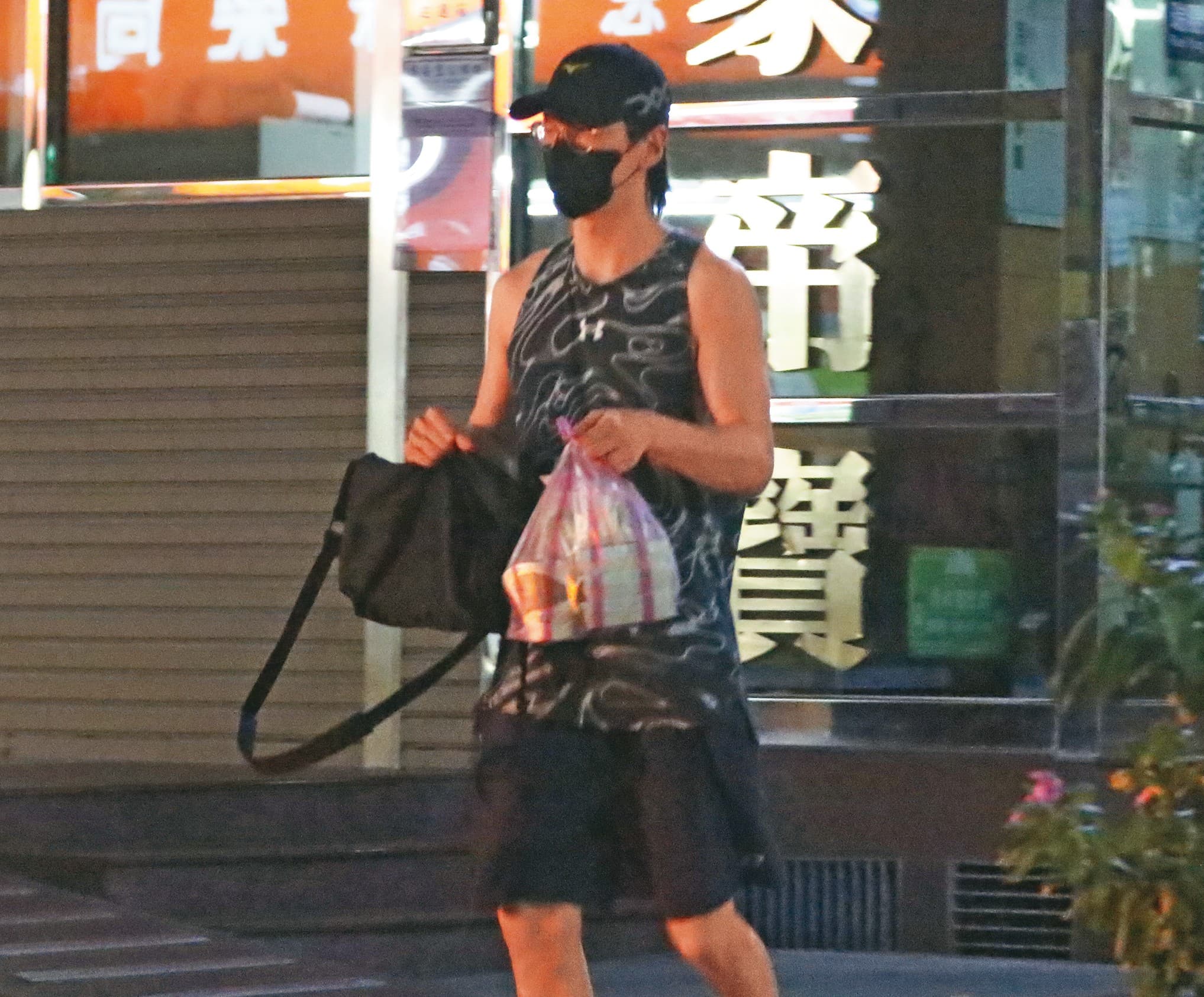 20：43戴著黑帽、黑口罩，一身休閒打扮的孫沁岳，從自助洗衣店取回衣物。