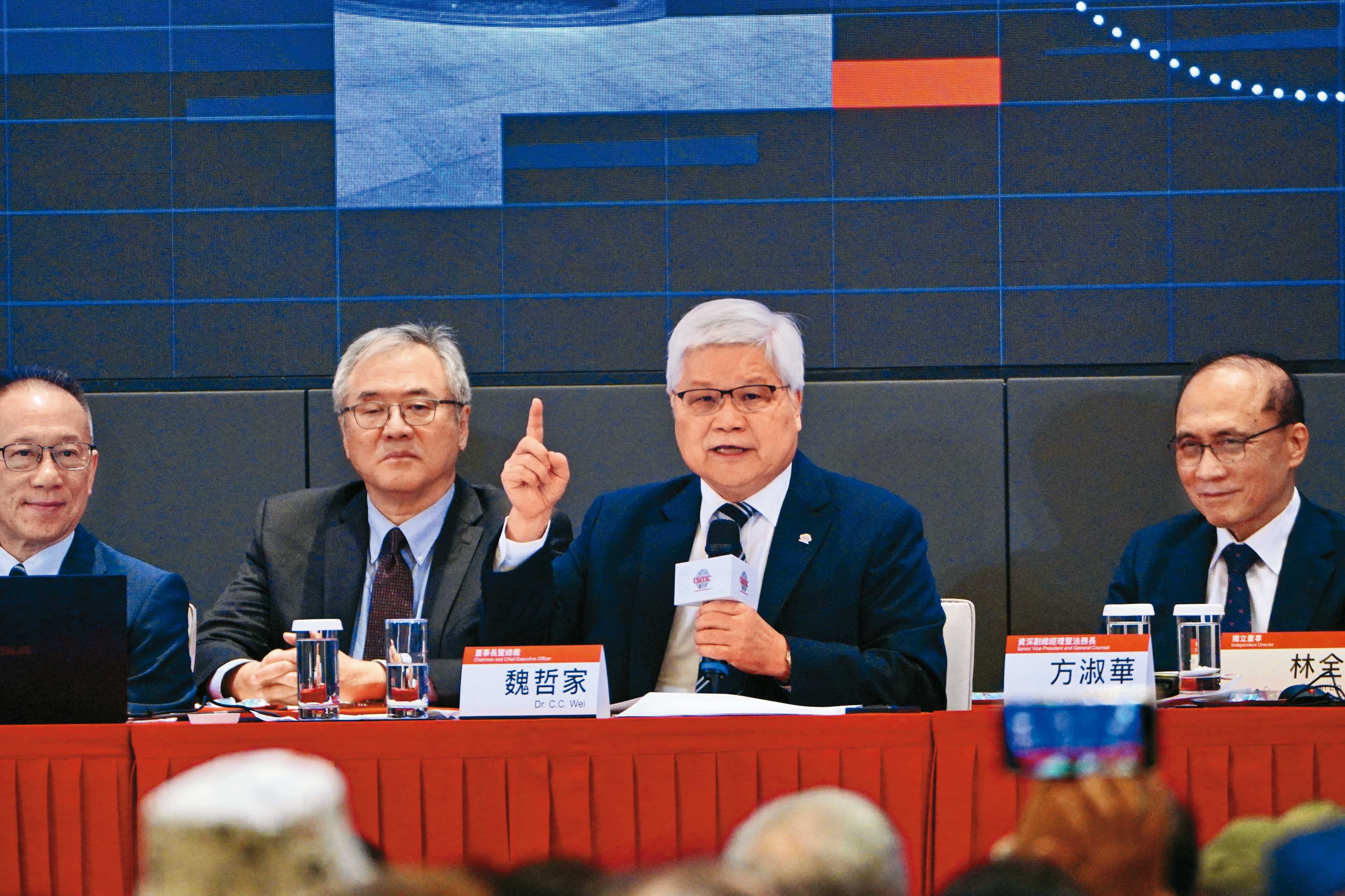 台積電董事長魏哲家(右)說,AI需求比先前預期更強。
