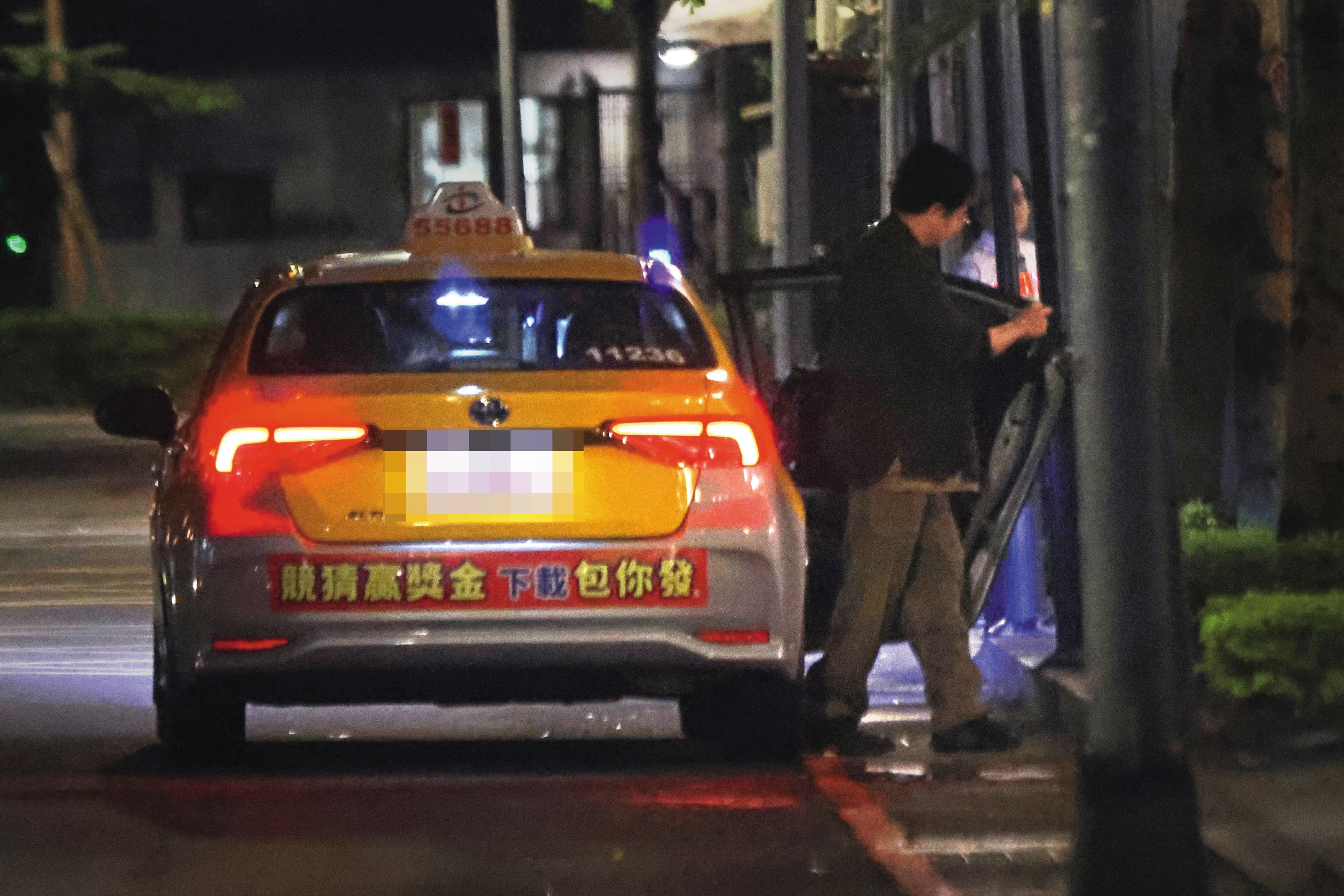 18:48 劉謙的作息單純,錄影完便搭車返回台北南港家中,晚上也不見他再出門。