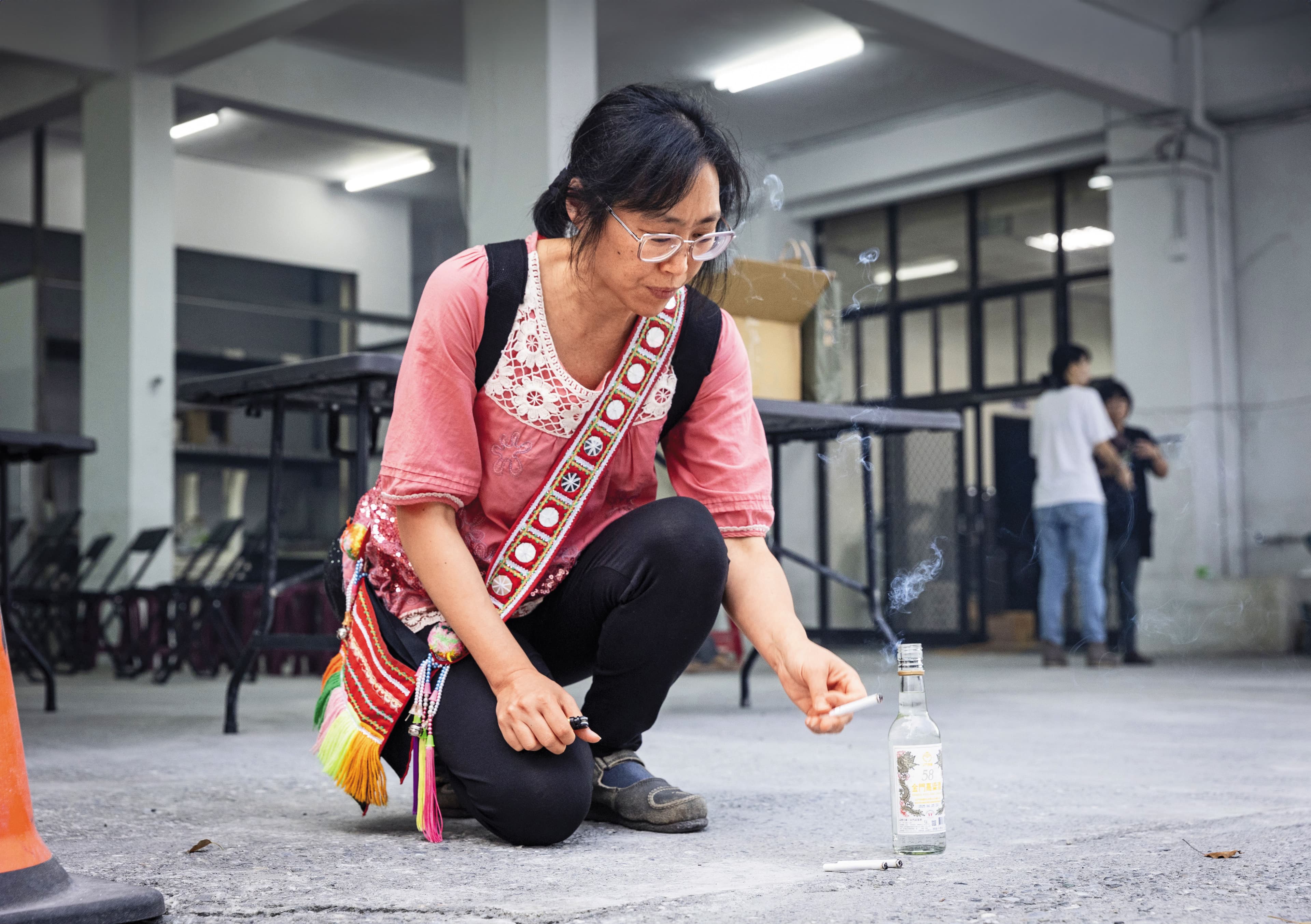 對談會前,Nakao依照阿美族傳統獻上香菸、酒給祖靈,祈求活動順利。看到其中一支菸燒得極慢,Nakao說:「這是我遇過最糟的情形。」