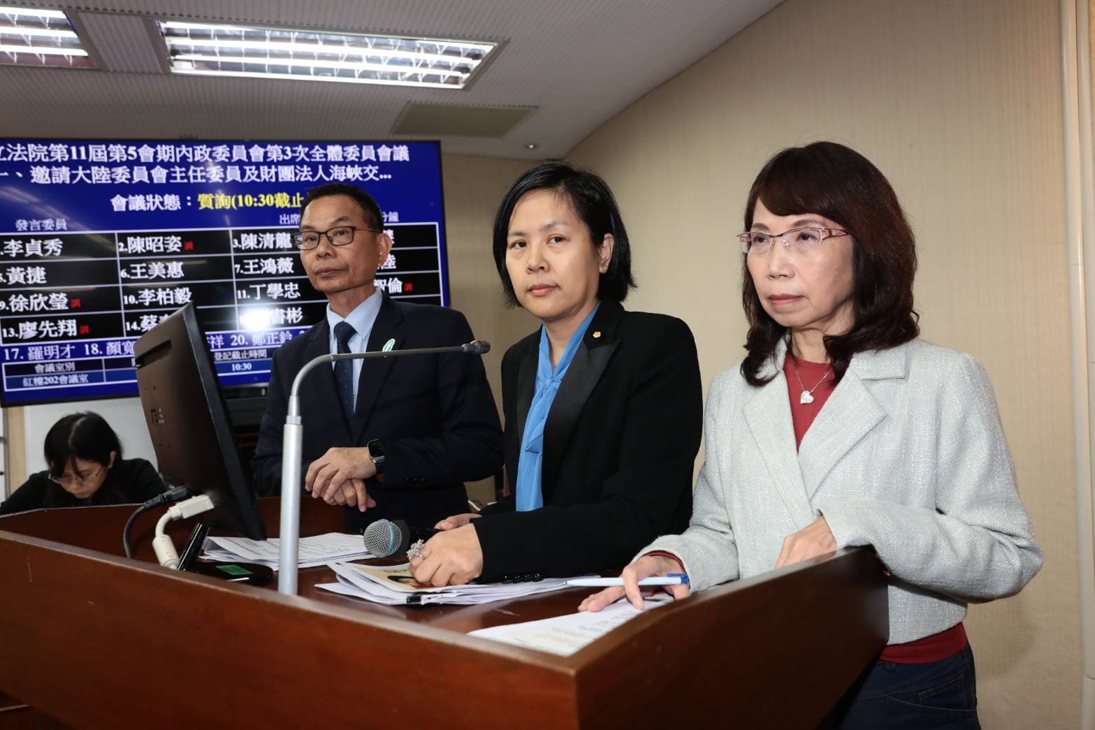 為了讓李貞秀不再對著空氣質詢,陳昭姿、陳清龍今與李一起進行「聯合質詢」。(鏡報林煒凱)