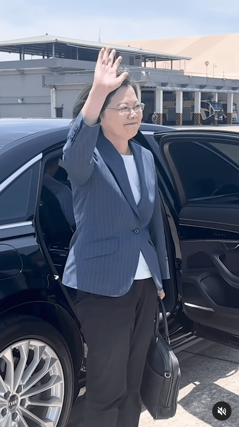 蔡英文揮手和空軍說謝謝,畫面催淚。(翻攝蔡英文IG)