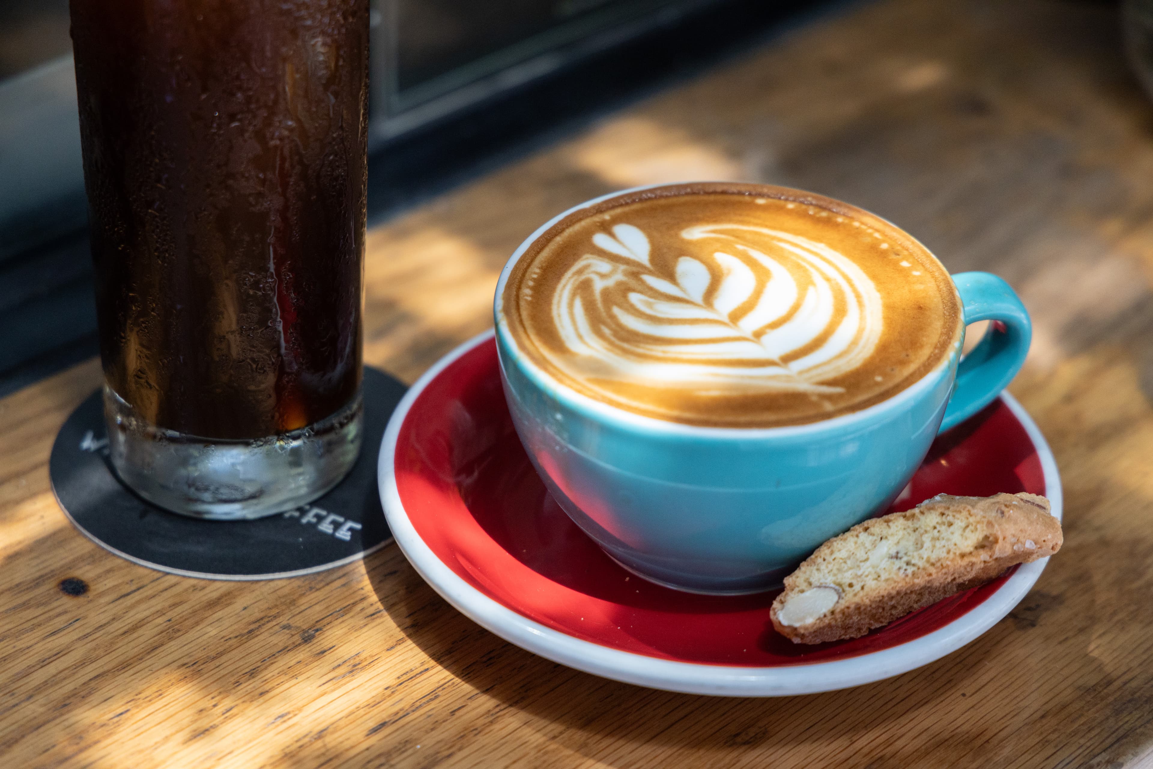 店內招牌「Flat White」道地風味讓不少馥芮白粉絲一試成主顧，一旁還搭配了小餅乾。（港幣42元／杯）