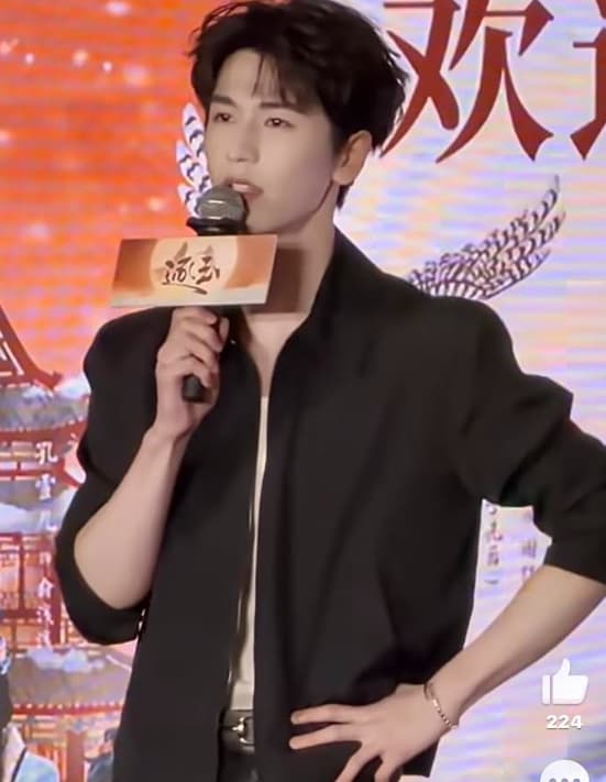 《逐玉》男主角張凌赫致詞一度感動哽咽。(翻攝微博)