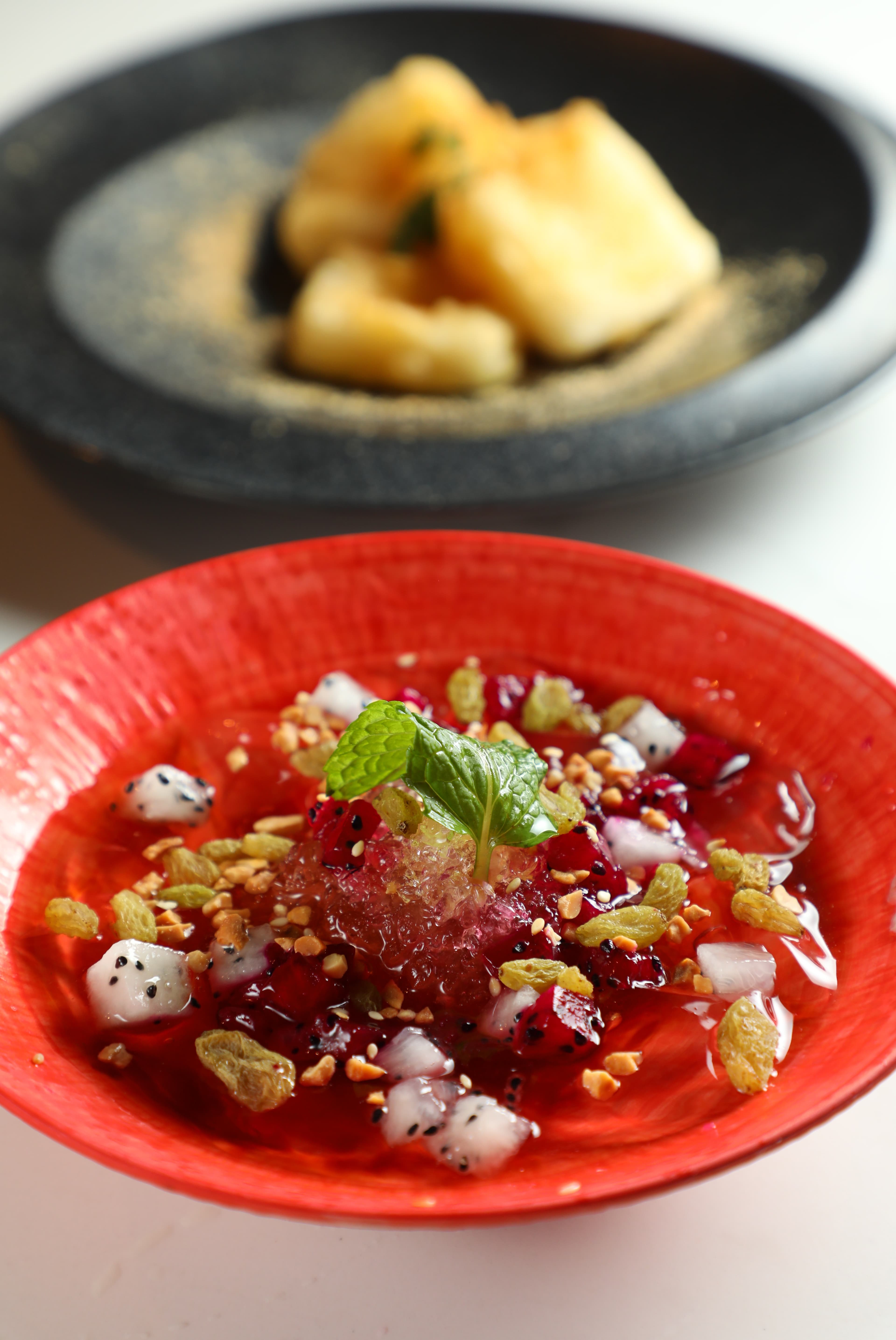 「黑糖冰粉」(前)清甜爽口;「紅糖糍粑」(後)一定要趁熱享用。(皆98元/份)