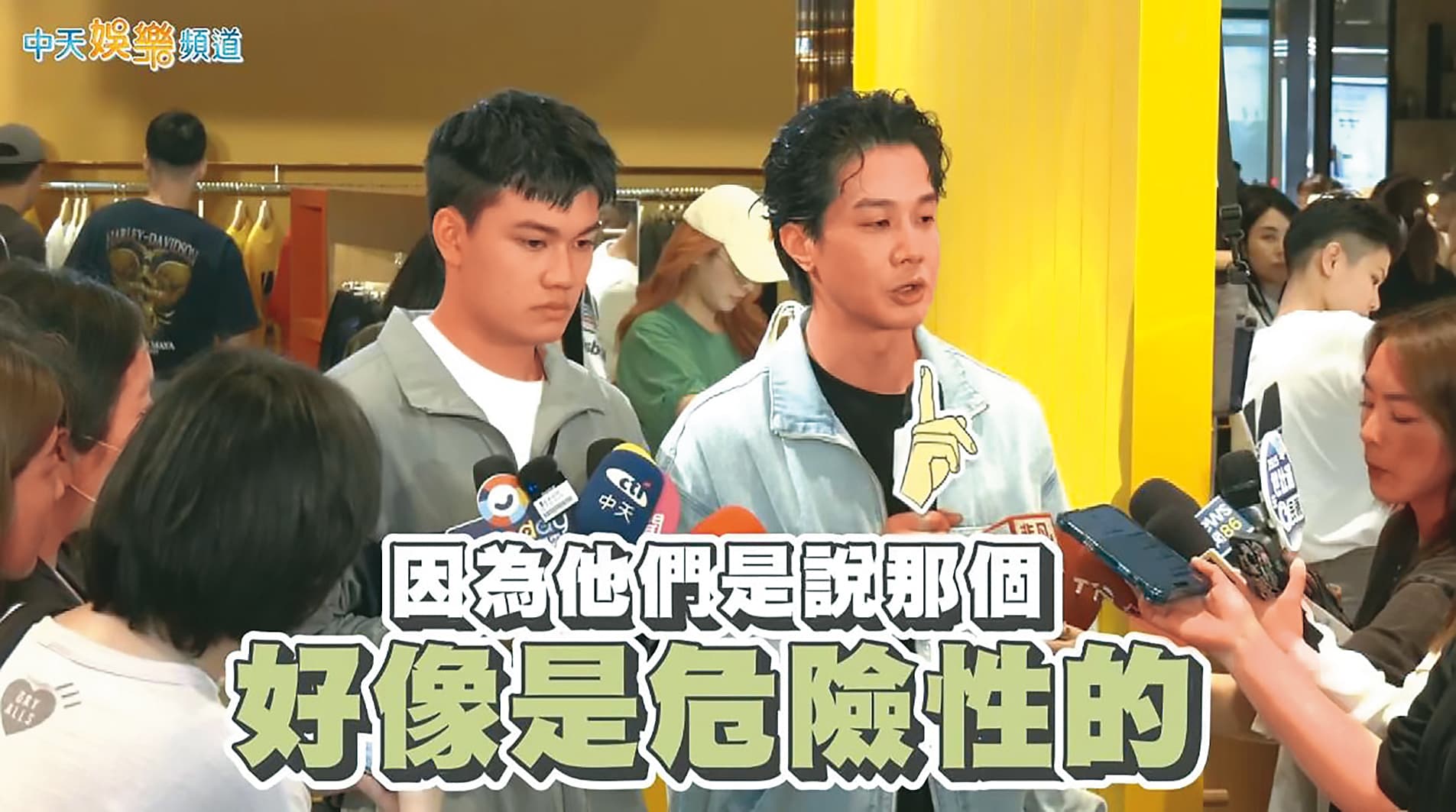 去年5月,薛仕凌(右)被問到閃兵話題時,稱自己有遺傳性高血壓。左為劉子銓。(翻攝自中天新聞)