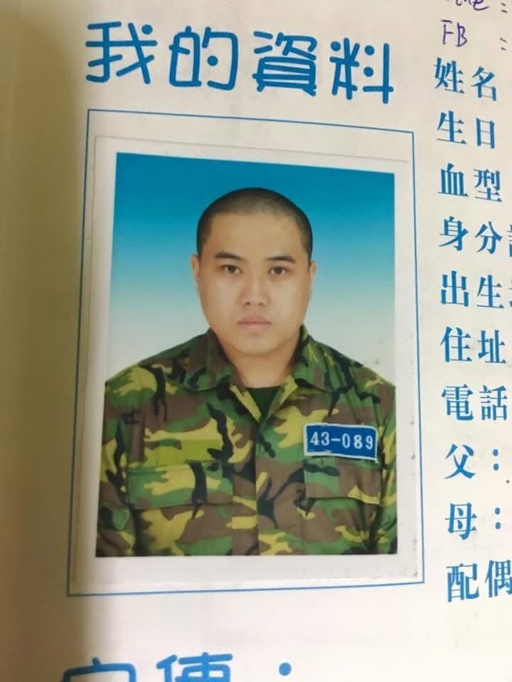 黃小愛公布自己當兵時的青澀模樣。（翻攝自黃小愛Threads）