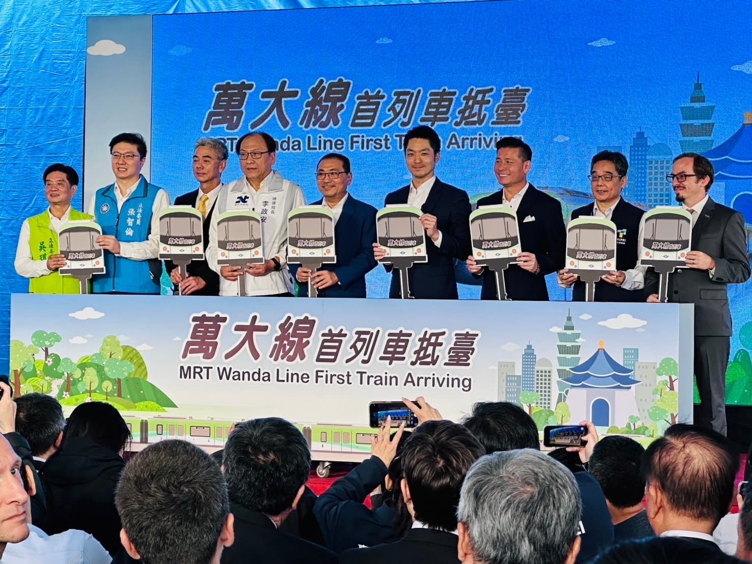 雙北市長與貴賓們啟動揭幕儀式。(新北市捷運工程局提供)