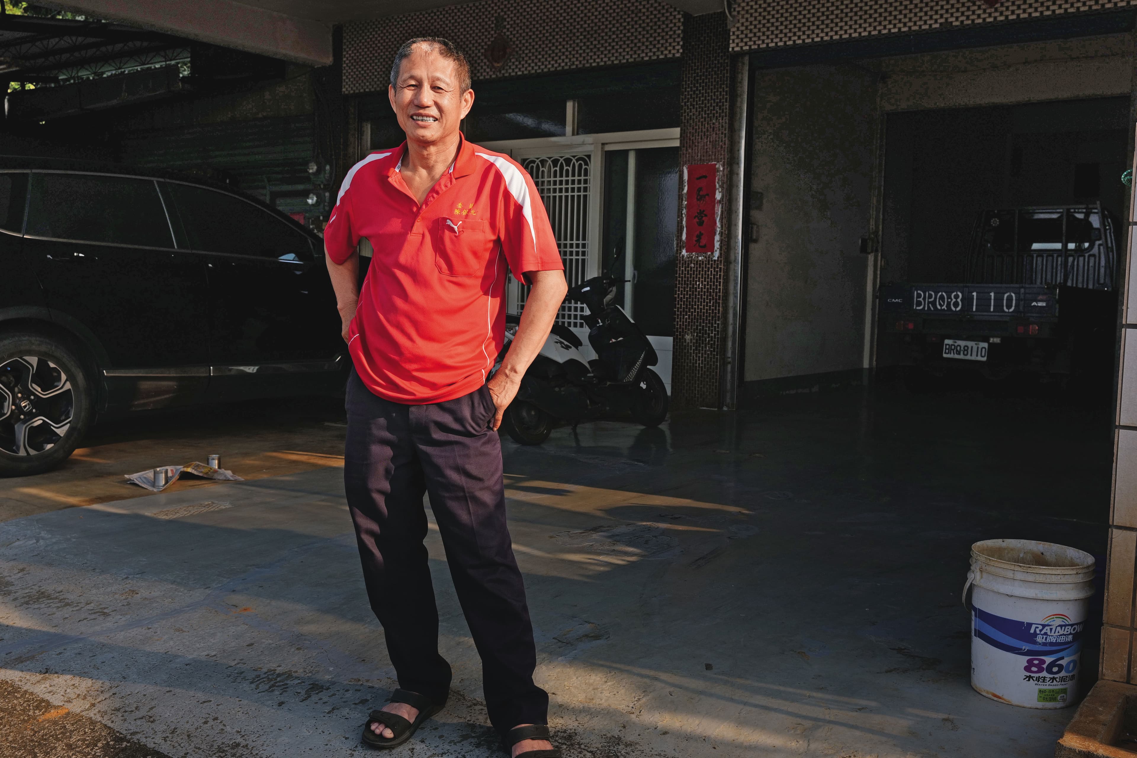 陳保元擔任乩生將近40年,因為操五寶敲擊,額頭上方凹陷明顯且長不出頭髮。