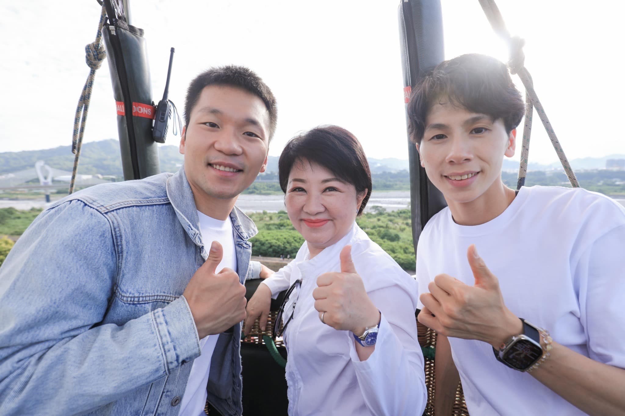 李洋(左起)、盧秀燕、林郁婷在熱氣球上合照比讚。(翻攝盧秀燕臉書)