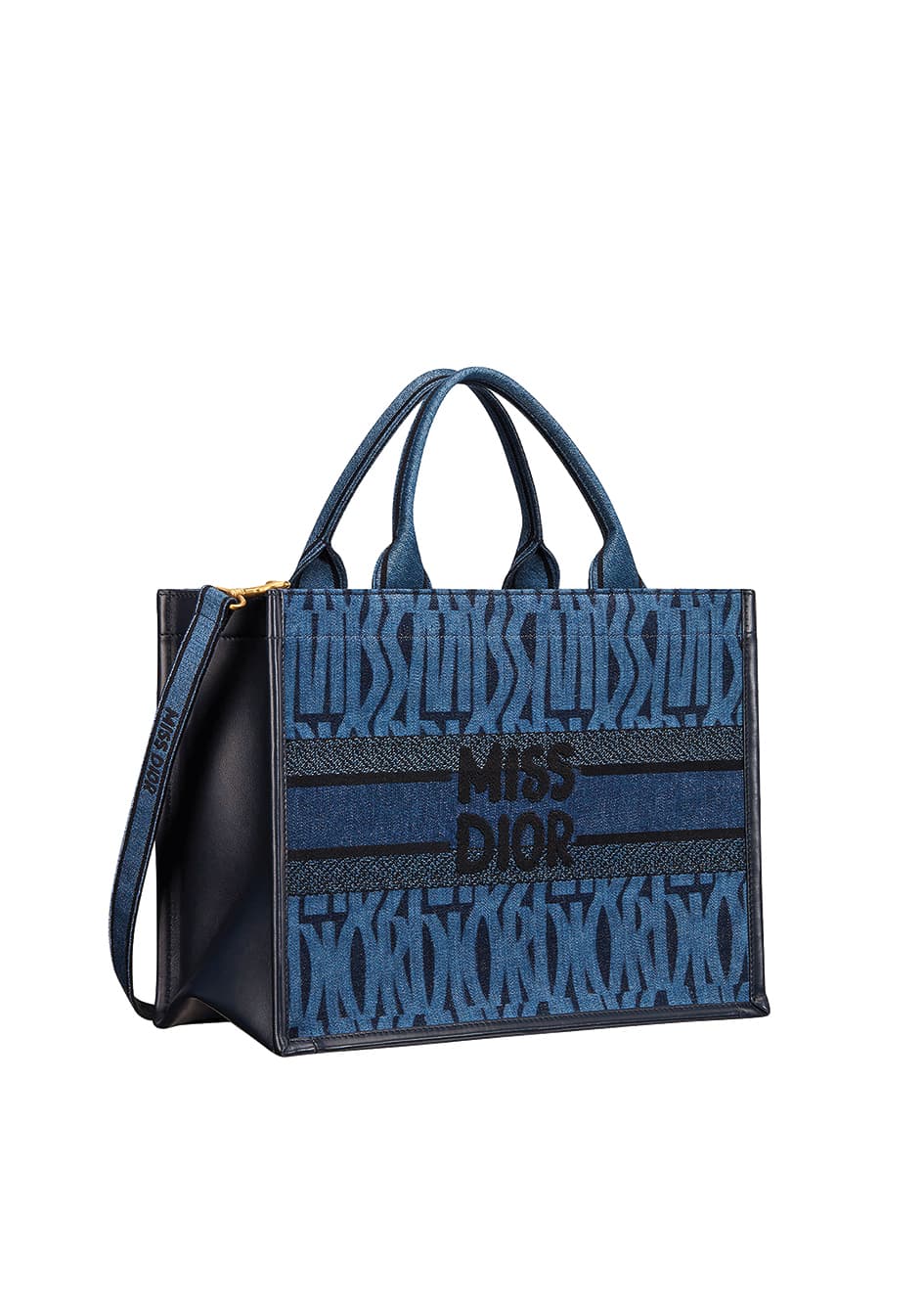 Dior Booktote煙燻刺繡托特包。NT$125,000(Dior提供)