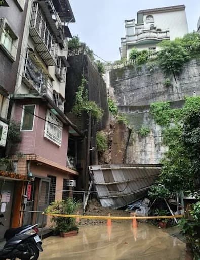 新店錦秀社區大片擋土牆崩落，所幸無人傷亡。（翻攝畫面）