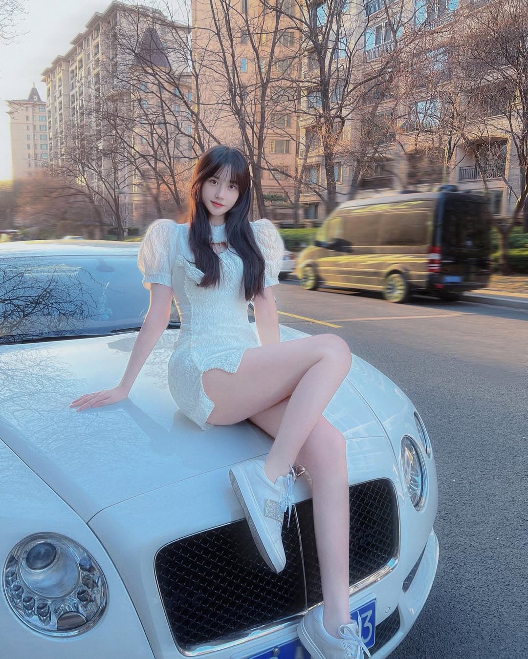 雖然藍心妍近年出入有跑車代步,卻遭網友嘲諷像網紅臉。(翻攝IG@crazybarbyleni.offical)