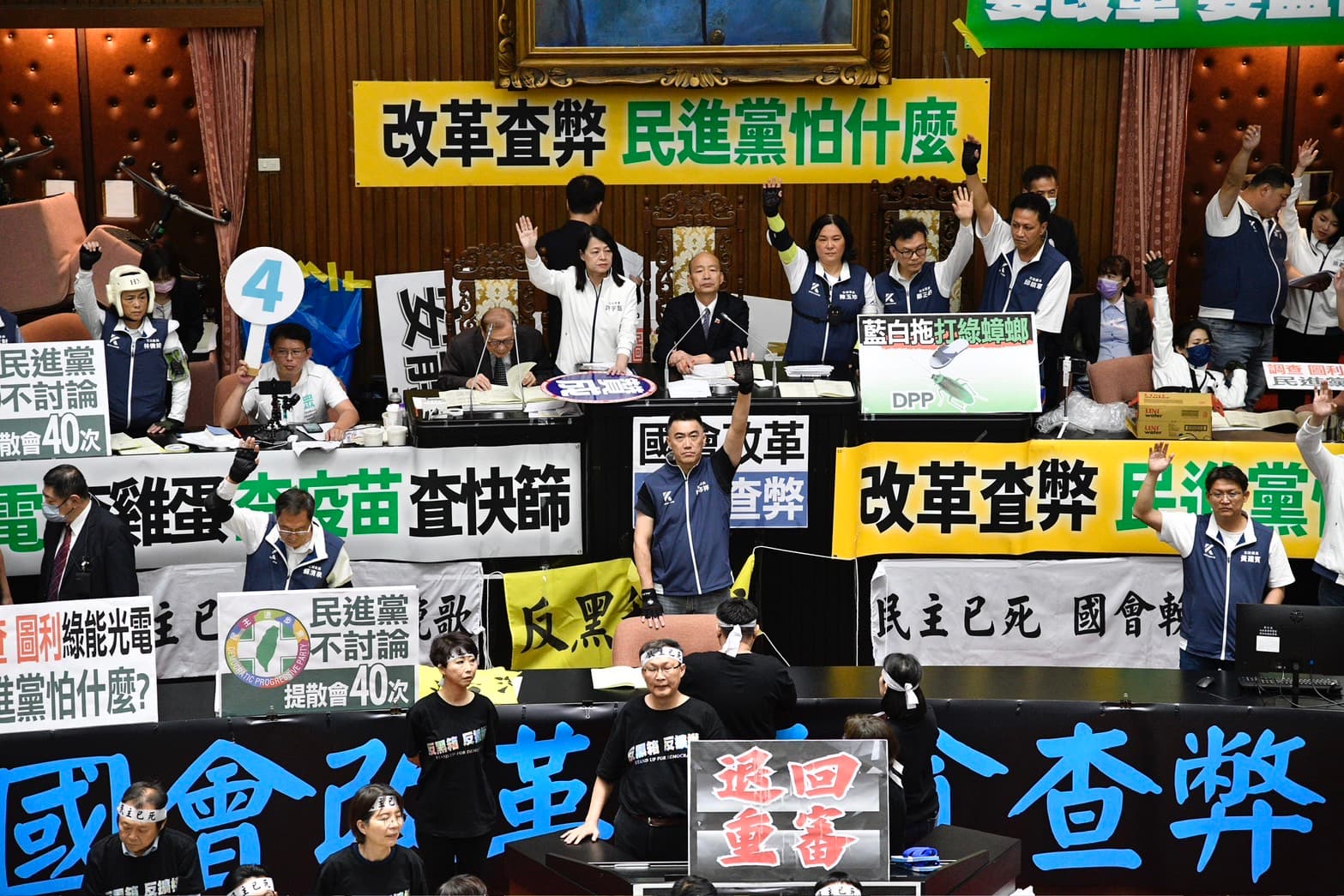 國會改革法案攻防戰,藍綠形成強烈對比。